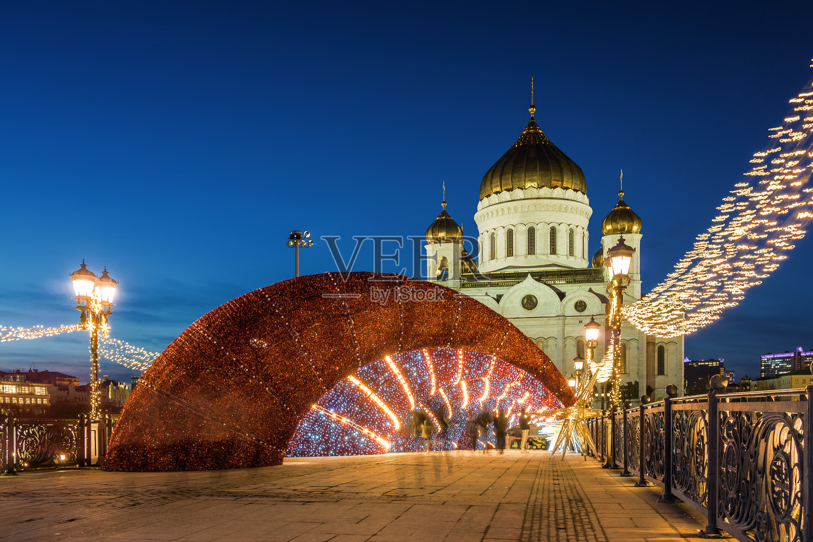 莫斯科，俄罗斯，圣诞装饰的基督救世主神庙的日落vinter视图。照片摄影图片