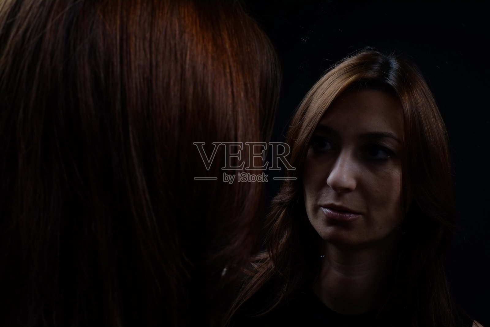 镜子前的女人照片摄影图片