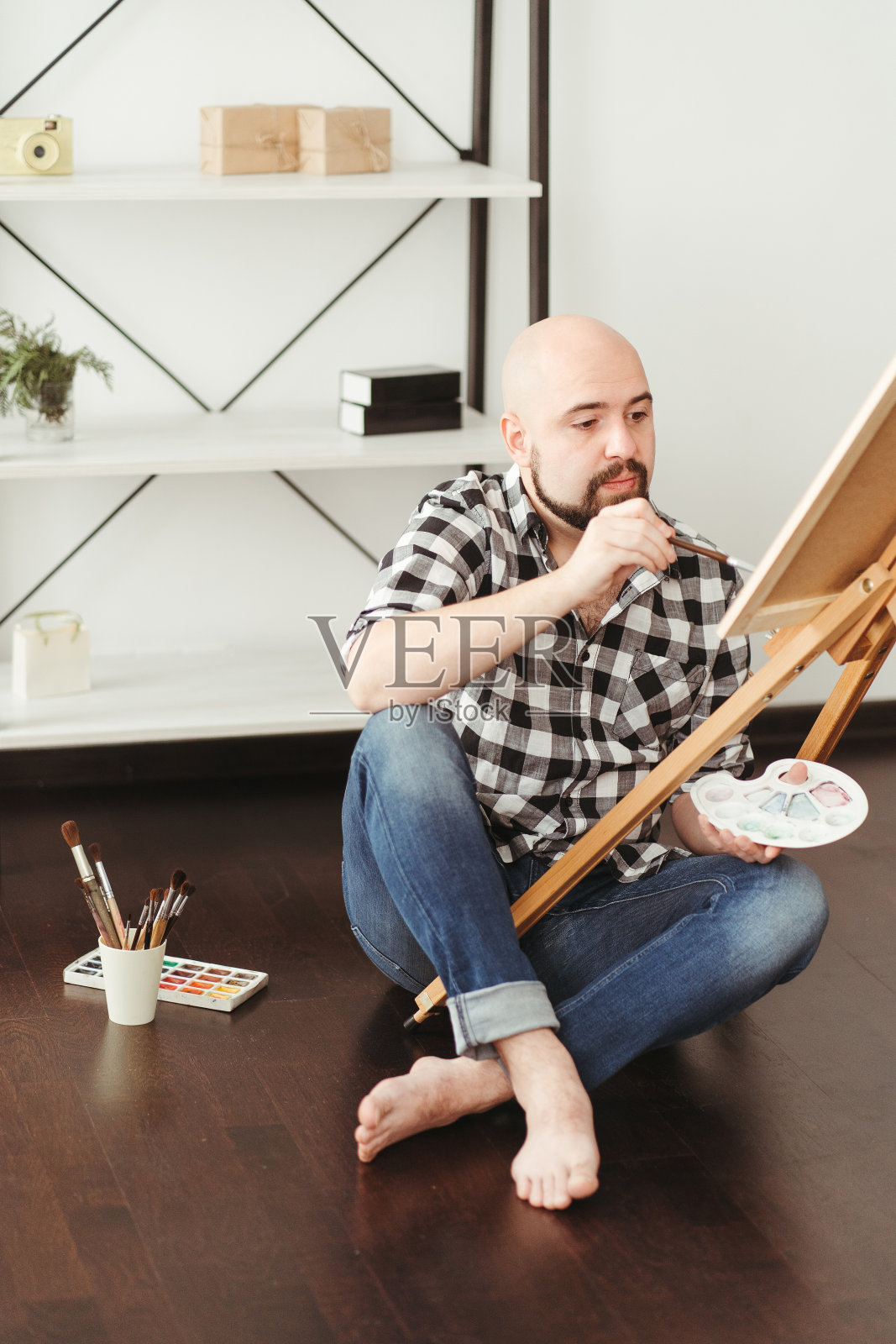 一个年轻人在家画室里画水彩画照片摄影图片