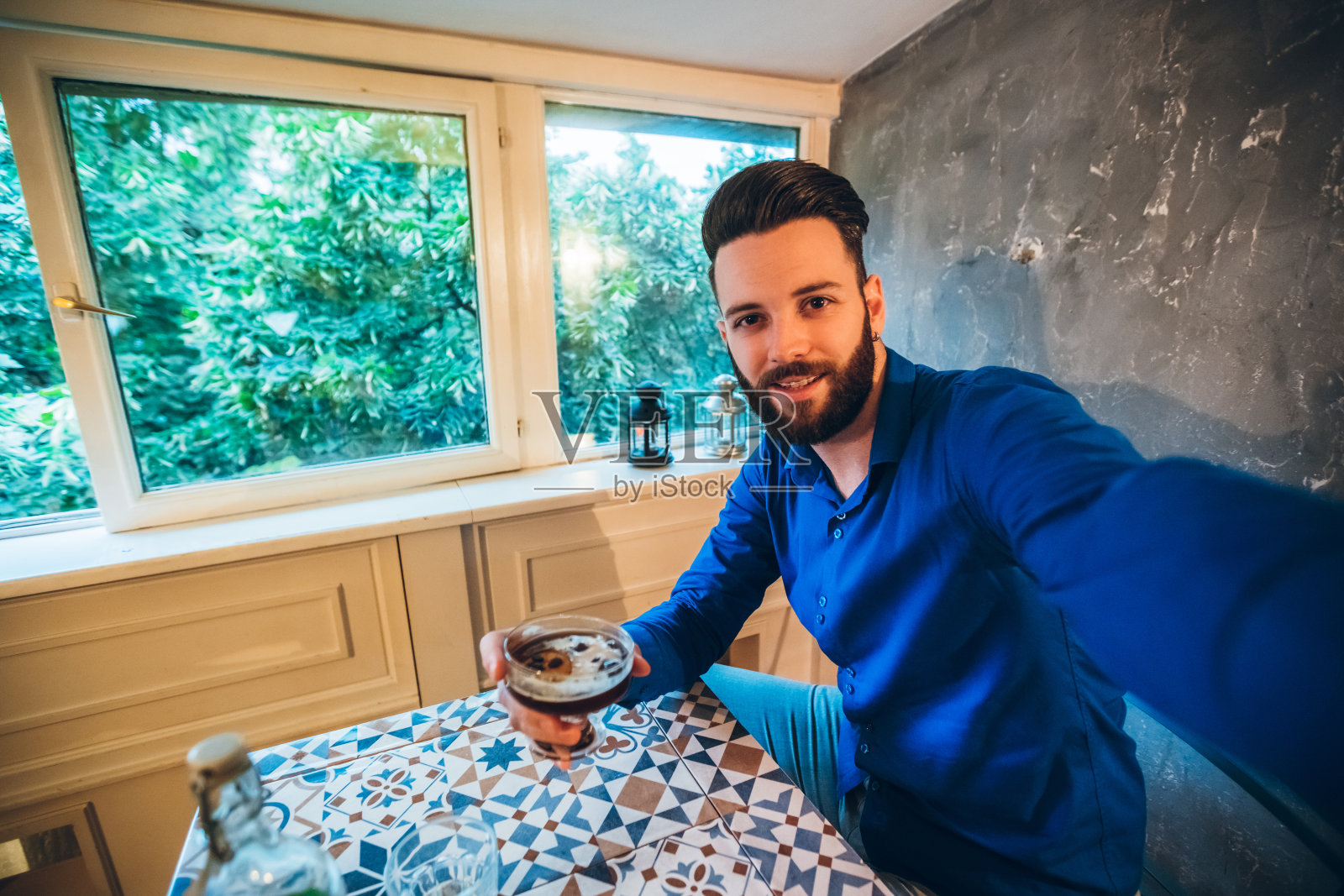 咖啡时间和自拍照片摄影图片