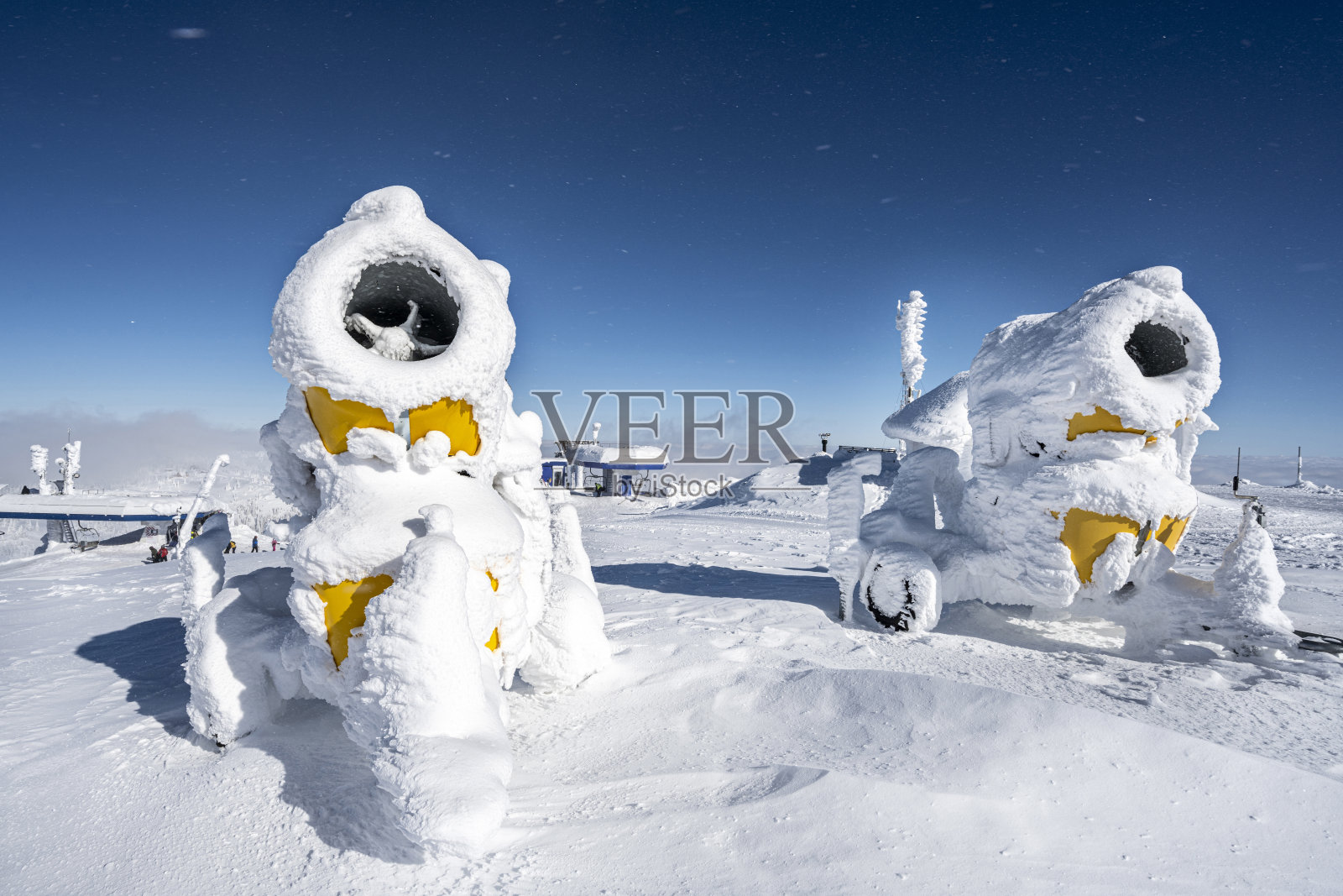 寒冷的冬日和雪地机器照片摄影图片
