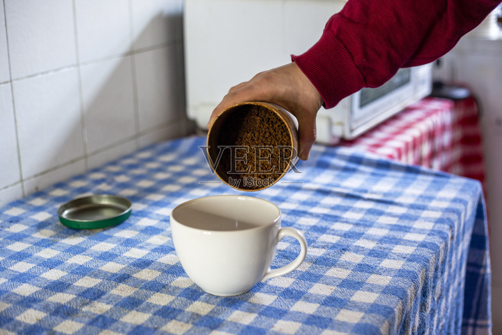 倒一杯咖啡照片摄影图片
