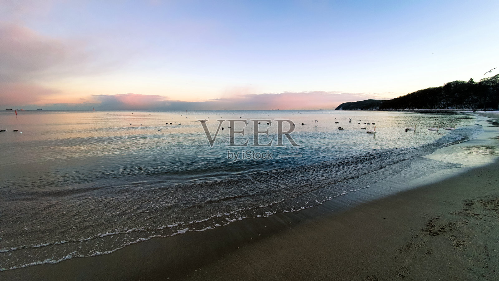 天空令人惊叹的颜色。波兰格丁尼亚海滩夕阳的颜色照片摄影图片