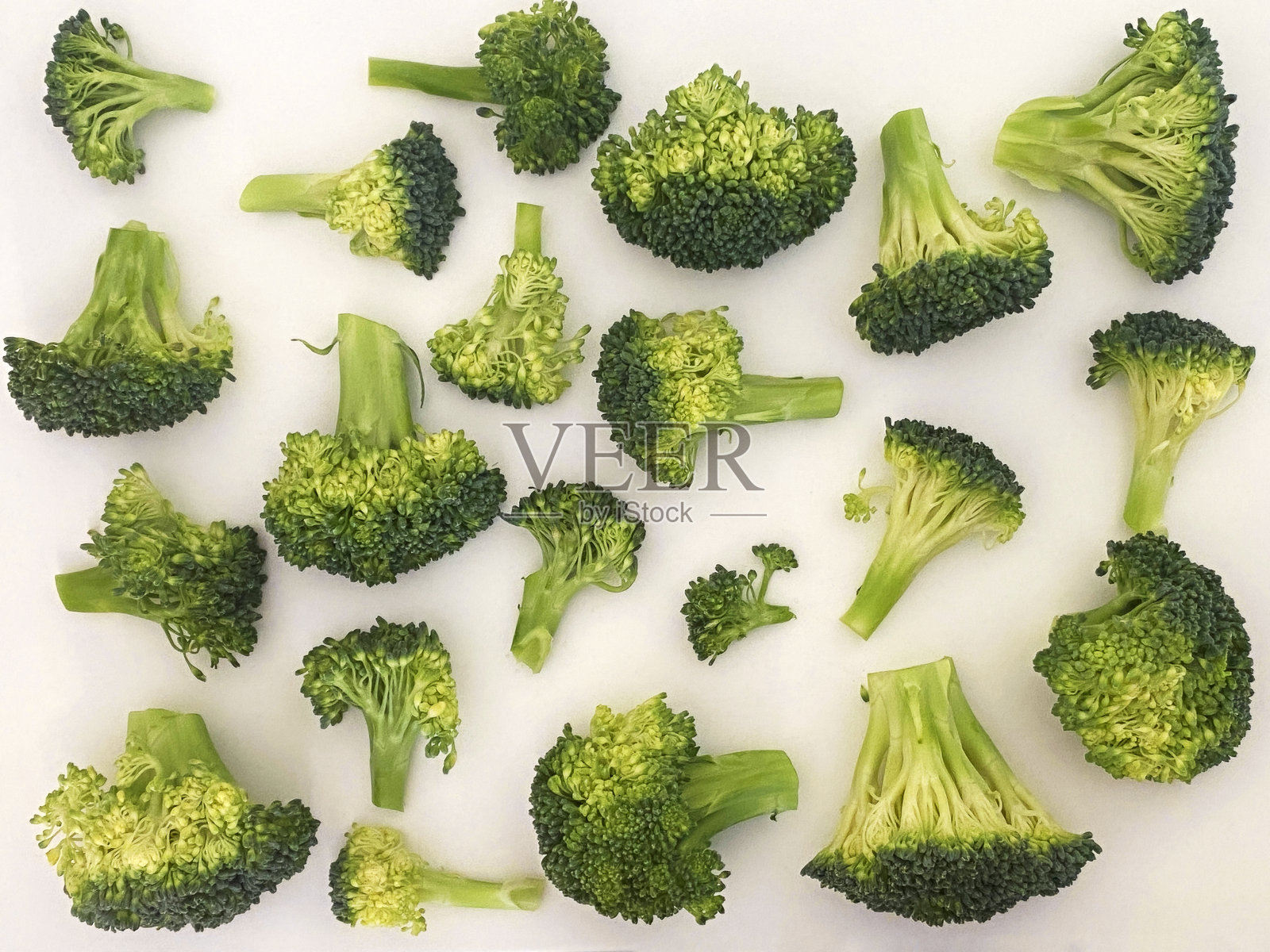 花椰菜小花在白色的背景照片摄影图片