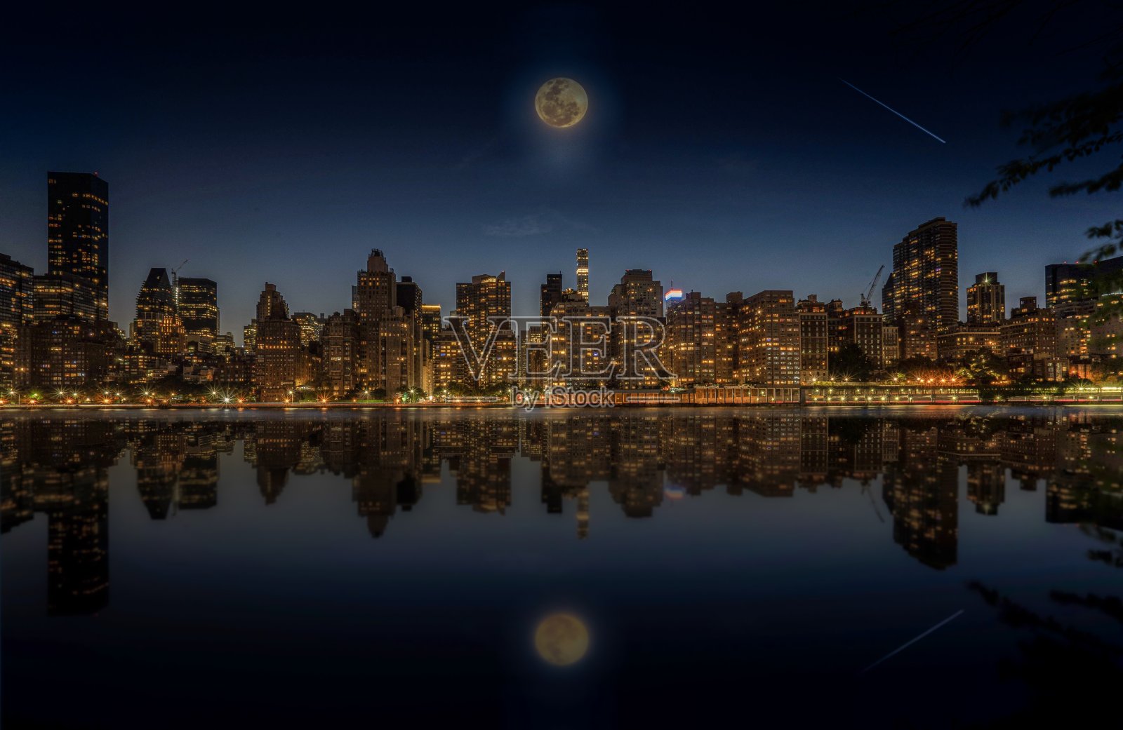 曼哈顿中城的月光照片摄影图片