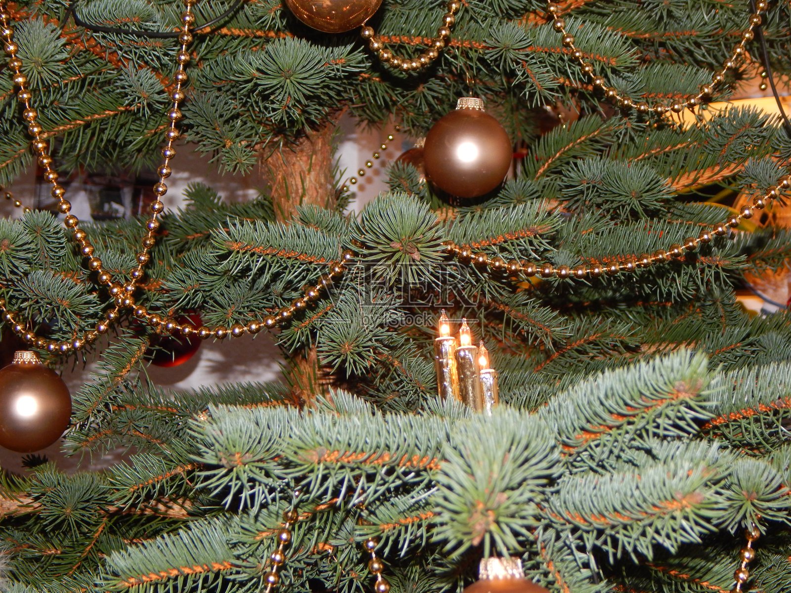 一棵装饰精美的圣诞树照片摄影图片