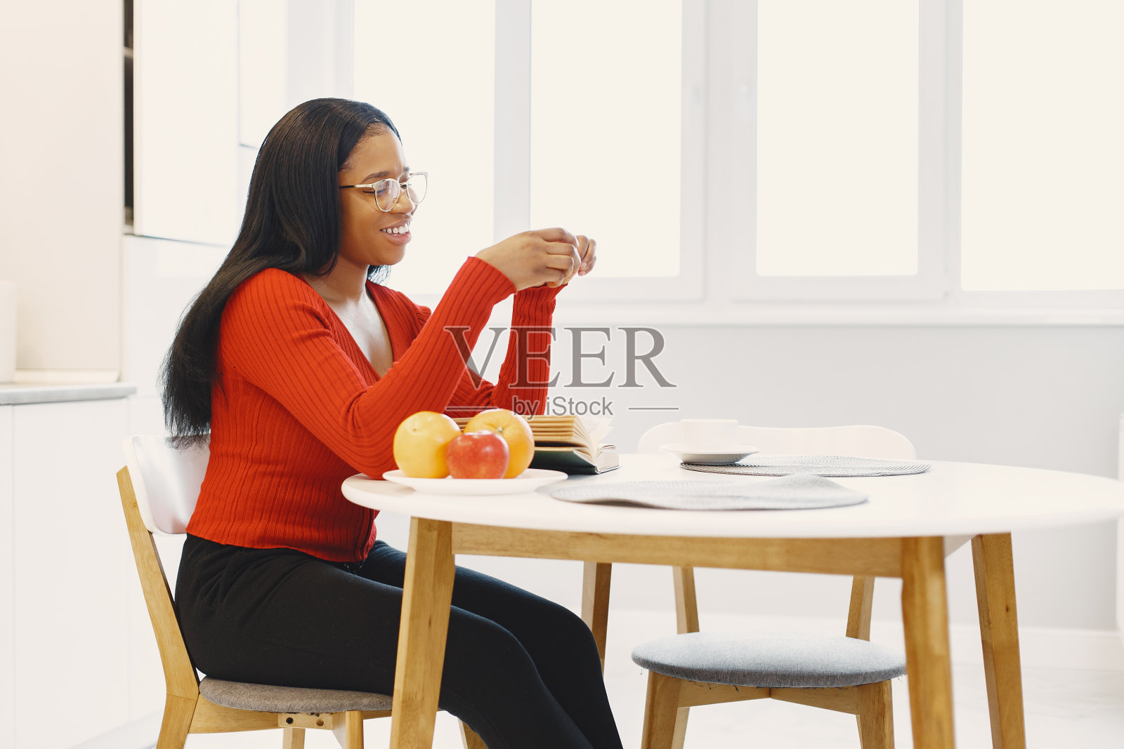 非洲女性花时间在家里照片摄影图片