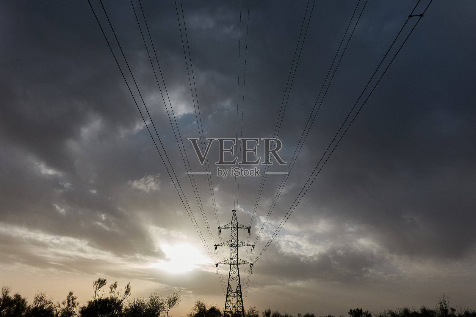 最后一缕阳光照在博阿迪拉德尔蒙特的高压塔上。马德里的社区。西班牙照片摄影图片