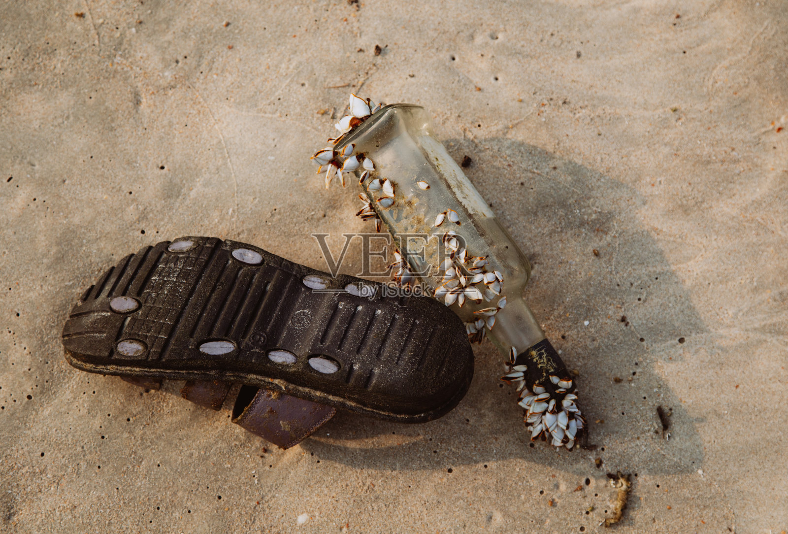 海滩上的垃圾照片摄影图片