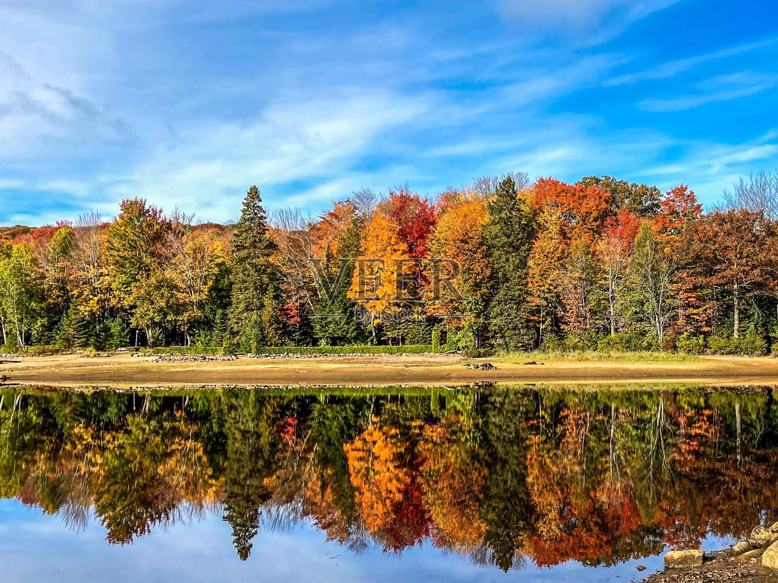 自然反射秋色照片摄影图片