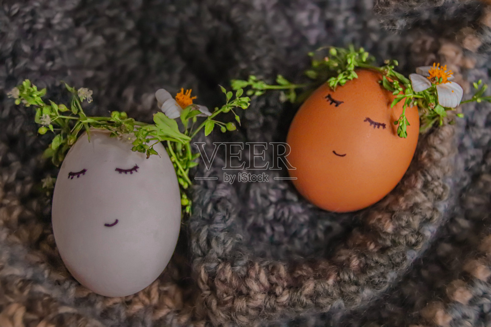 可爱的蛋戴着花冠，画着脸照片摄影图片