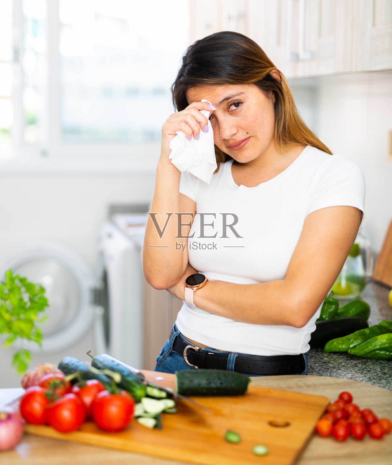 不开心的墨西哥女管家在厨房做饭时哭泣照片摄影图片