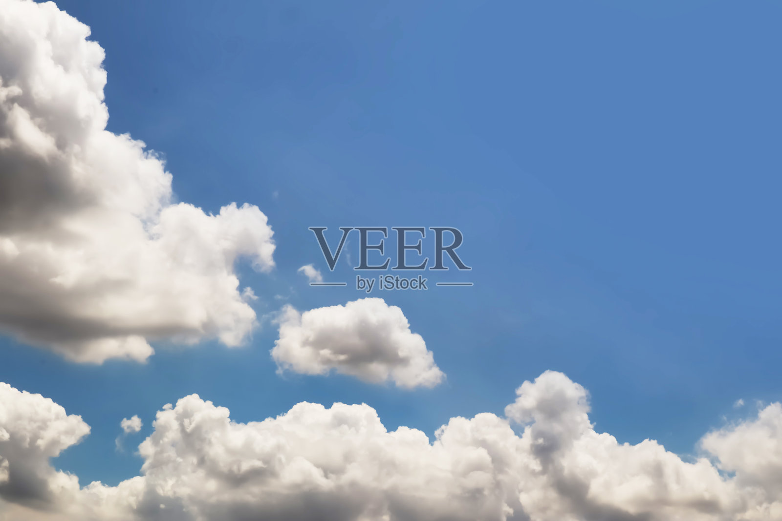 在晴朗的夏季蓝天和明亮的阳光下的白色软云景的航空全景图像为气象报告背景。照片摄影图片