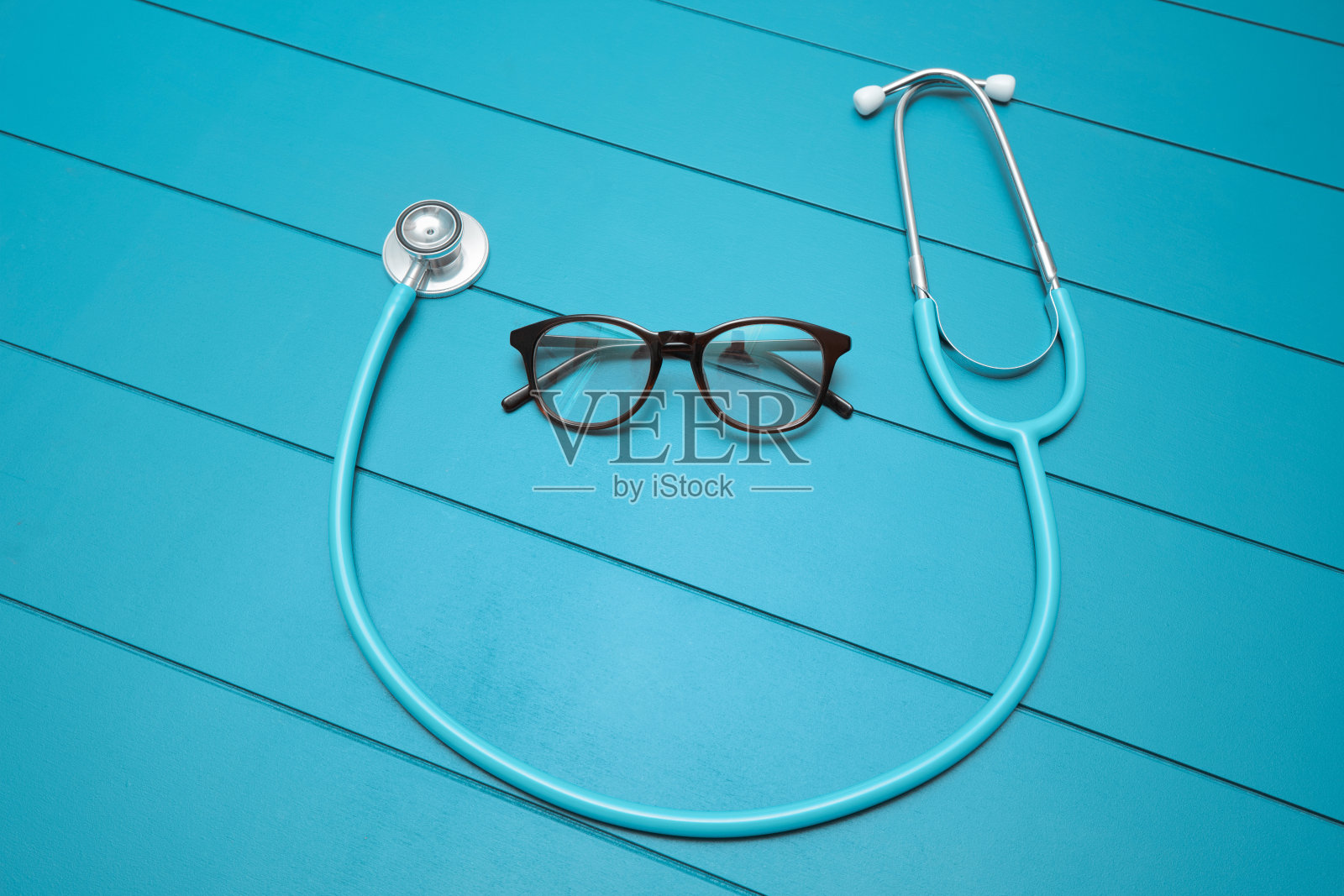 医院执业医生的病历碎片。医疗行业的概念以职业教育和健康保险为主照片摄影图片