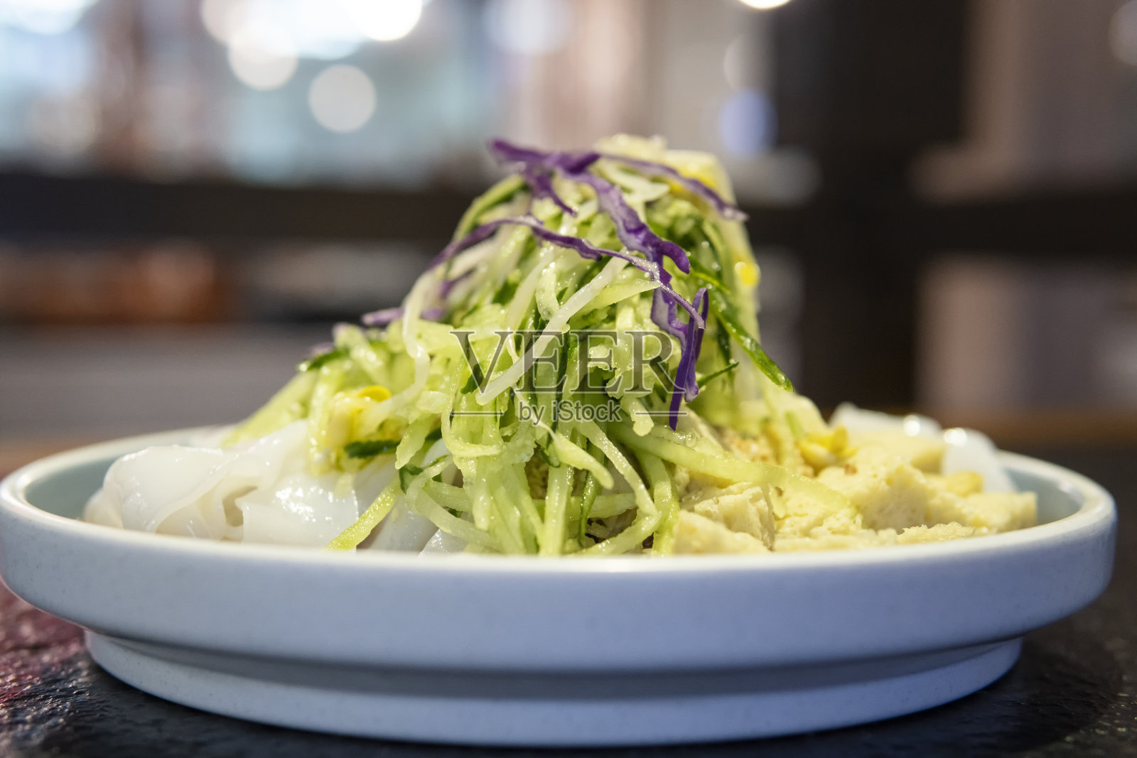 餐馆里的中国传统凉面照片摄影图片