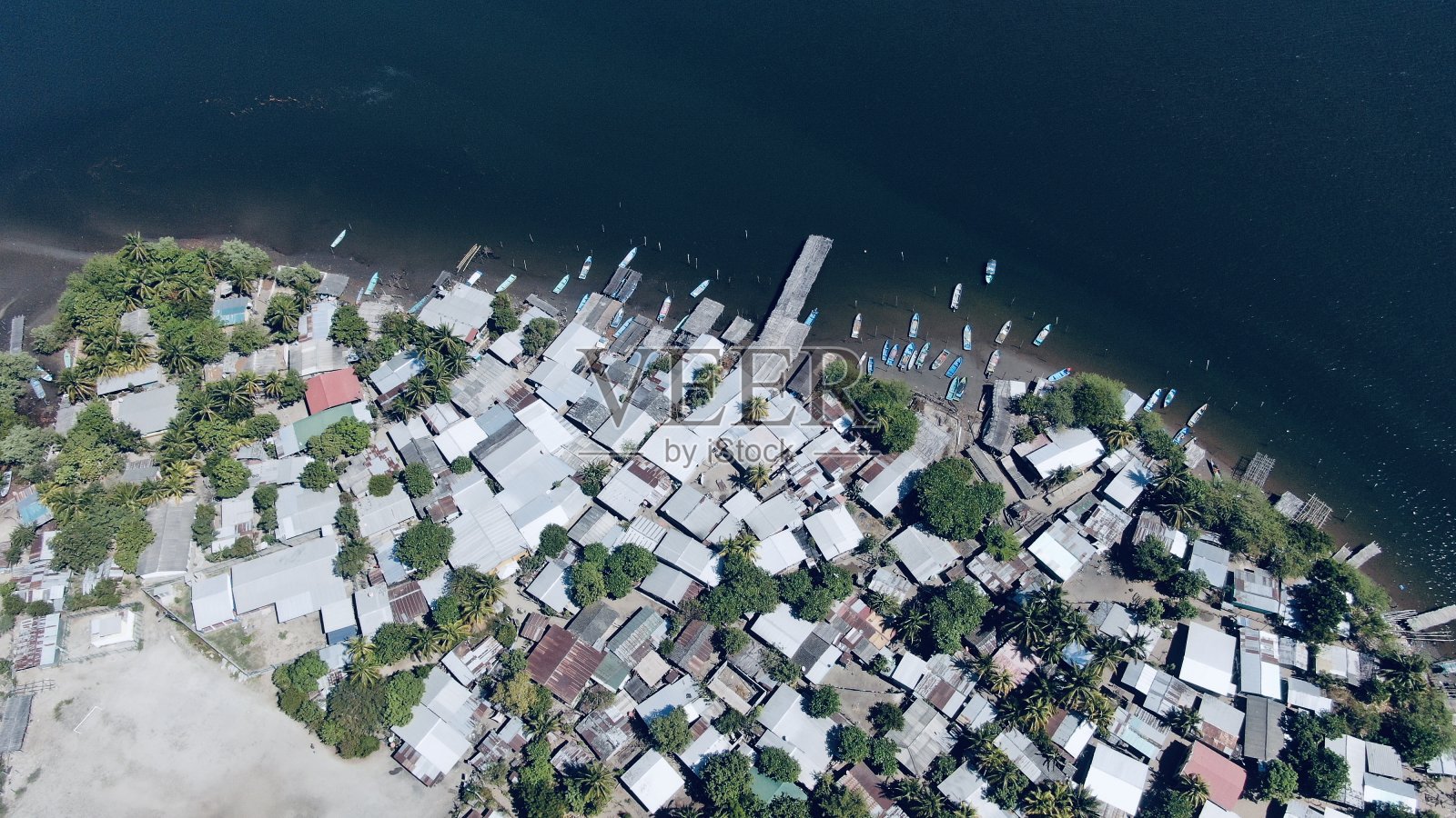 屋顶和船只。照片摄影图片