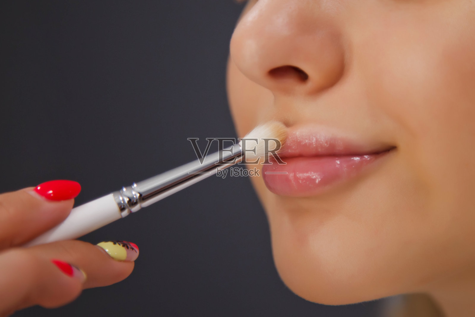 女化妆师化妆可爱美丽的年轻女子在美容院照片摄影图片