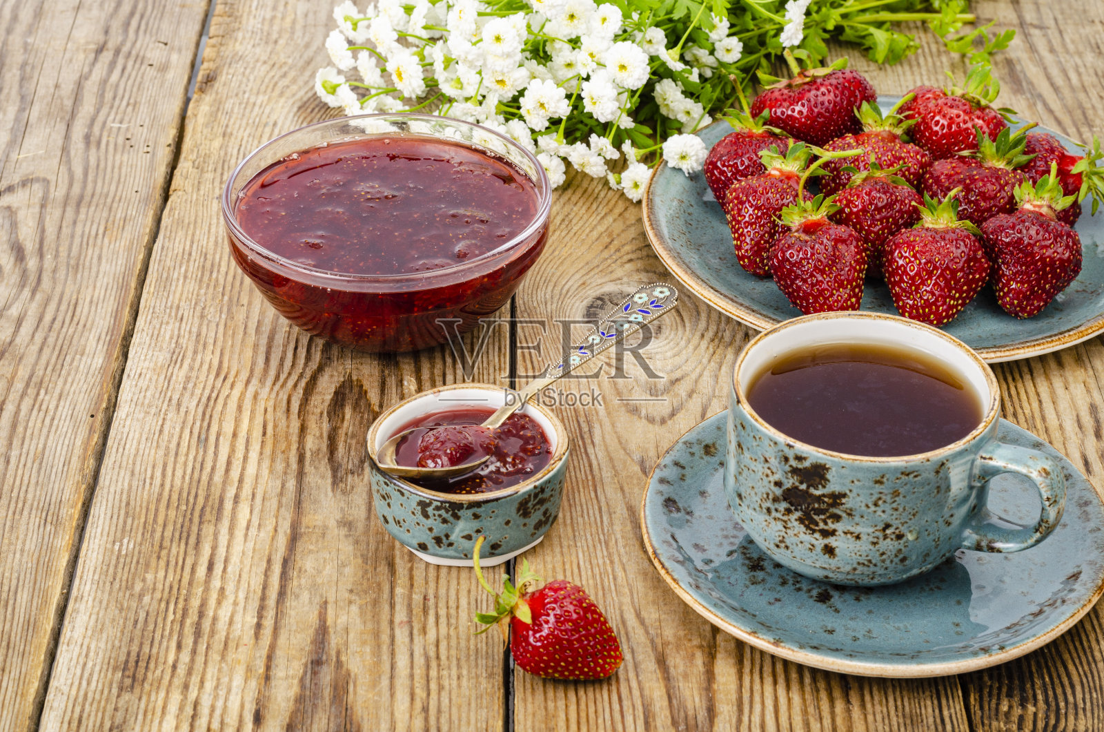 熟红甜草莓酱，新鲜浆果放在木桌上照片摄影图片