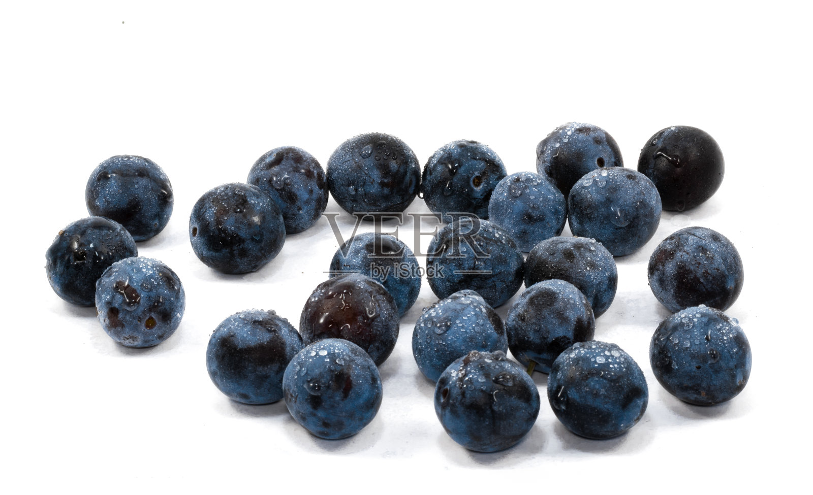 一堆新鲜的黑刺李子孤立在白色的背景上照片摄影图片