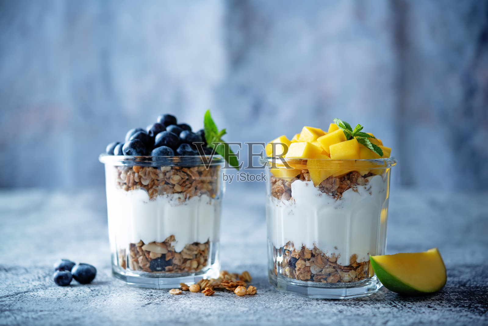 芒果蓝莓希腊酸奶格兰诺拉冻糕照片摄影图片