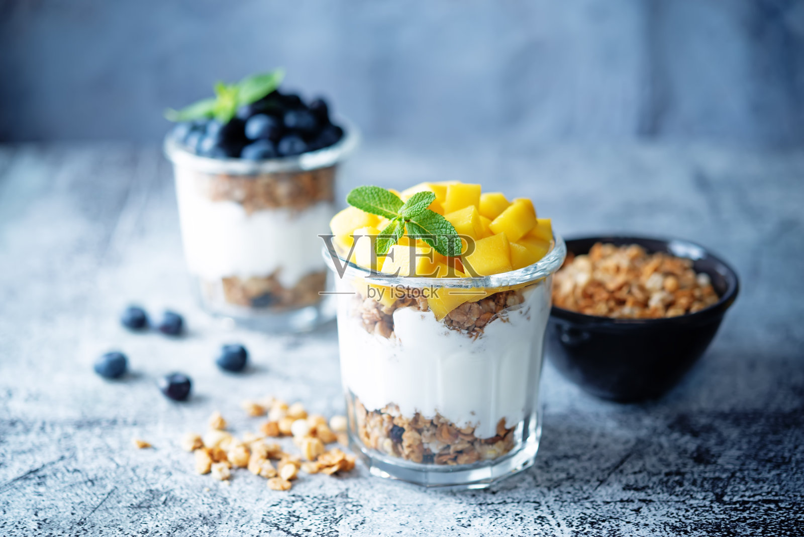 芒果蓝莓希腊酸奶格兰诺拉冻糕照片摄影图片