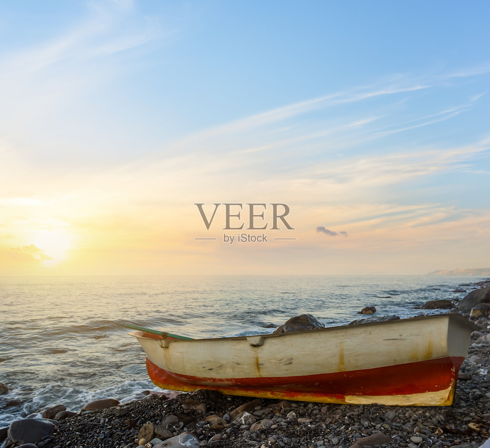 海边的小桨船在夕阳下，自然的旅行背景照片摄影图片