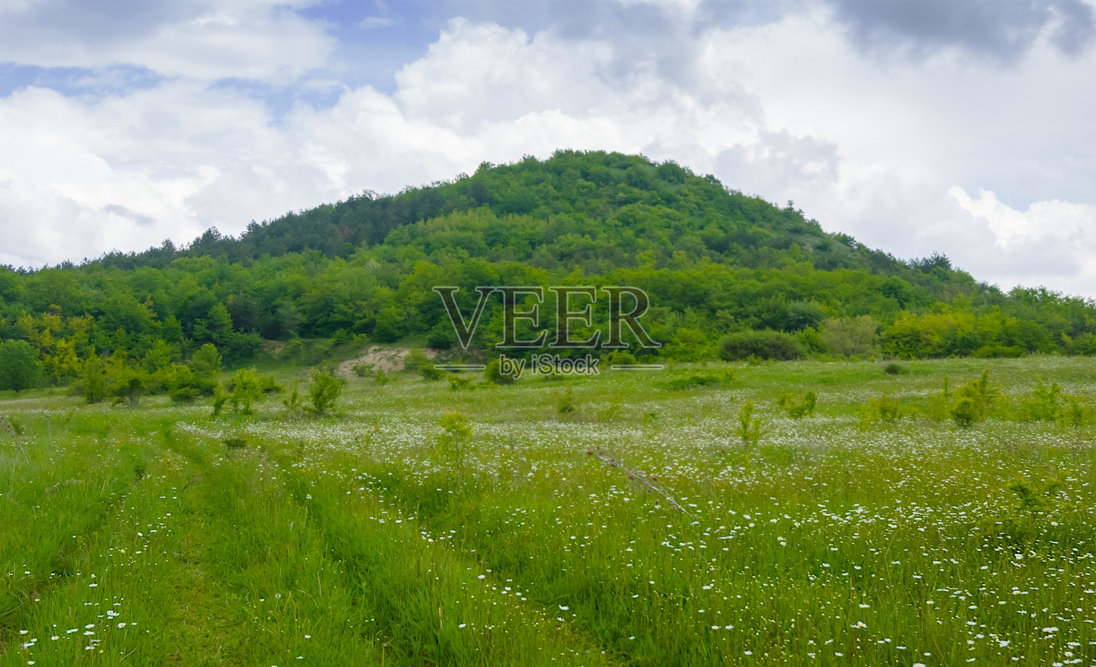 碧蓝多云的天空下，青山谷地照片摄影图片