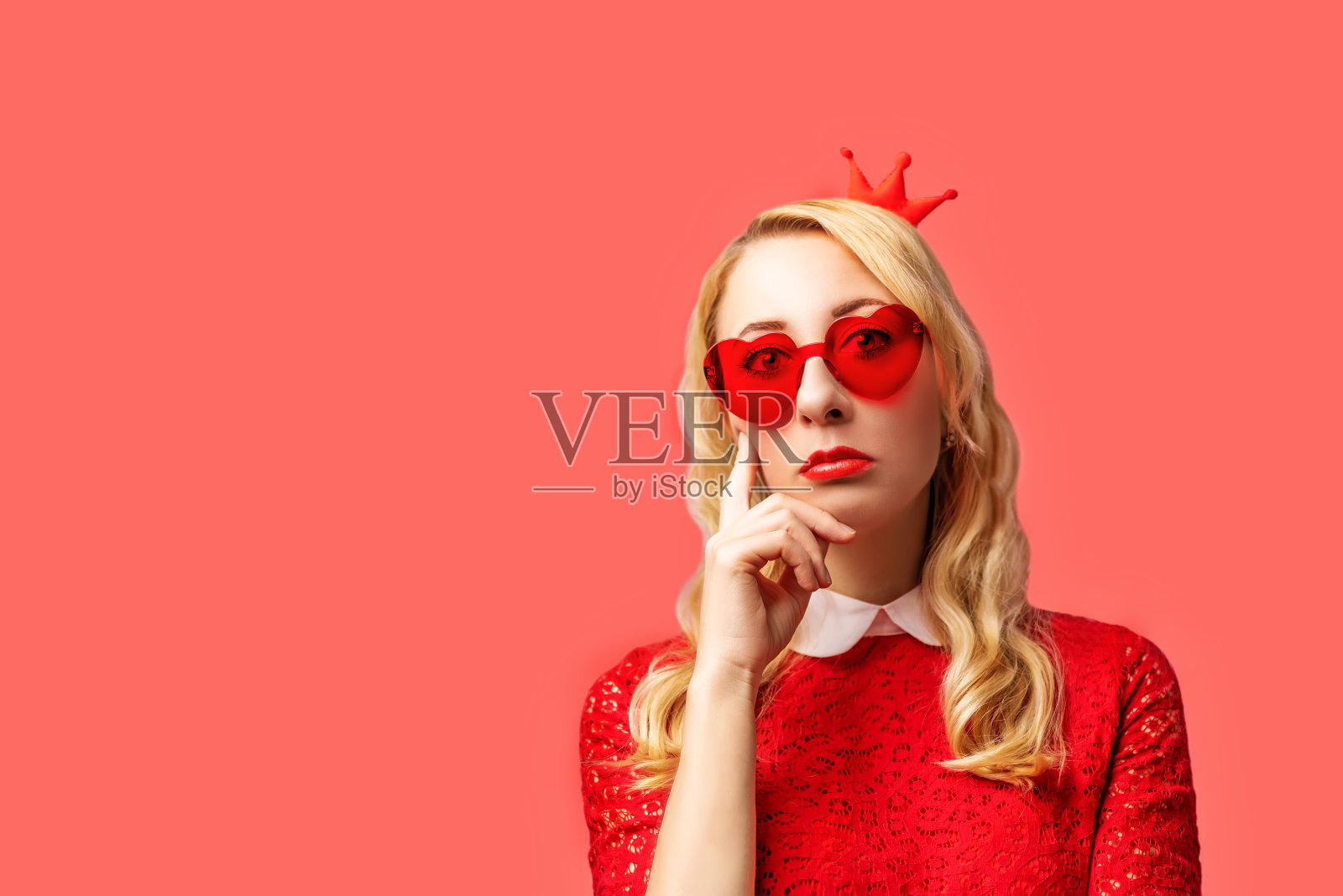 红色背景上漂亮的长发女孩，情人节的礼物照片摄影图片