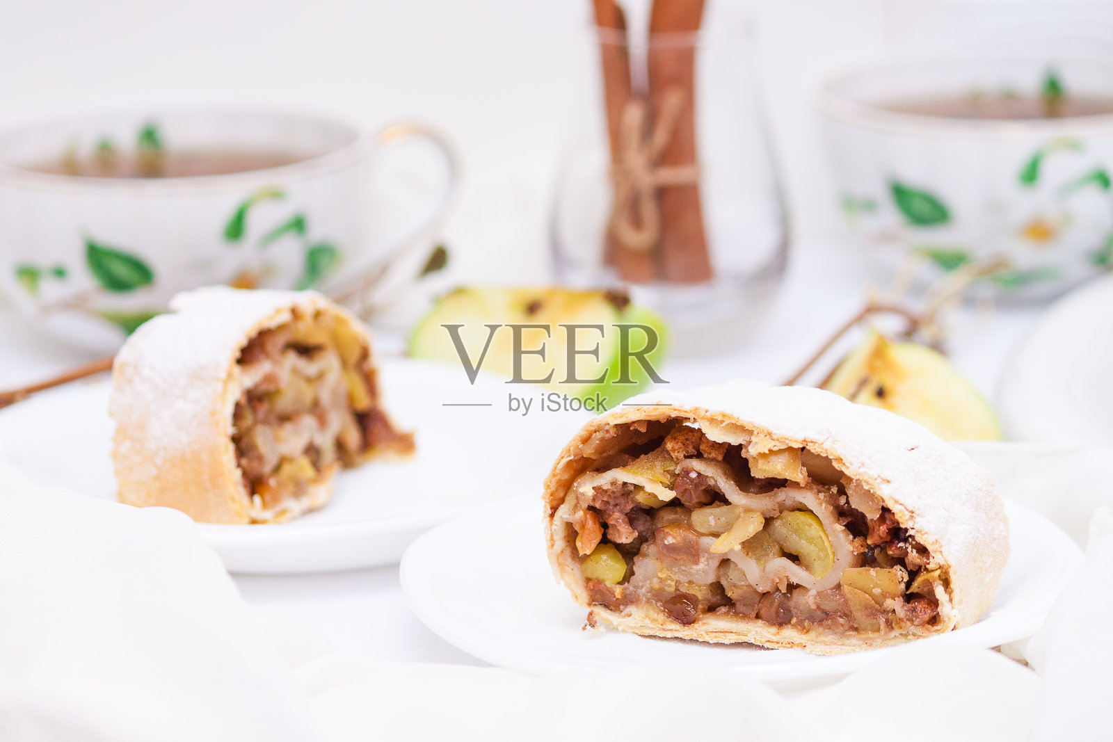 苹果馅饼配肉桂，坚果。照片摄影图片