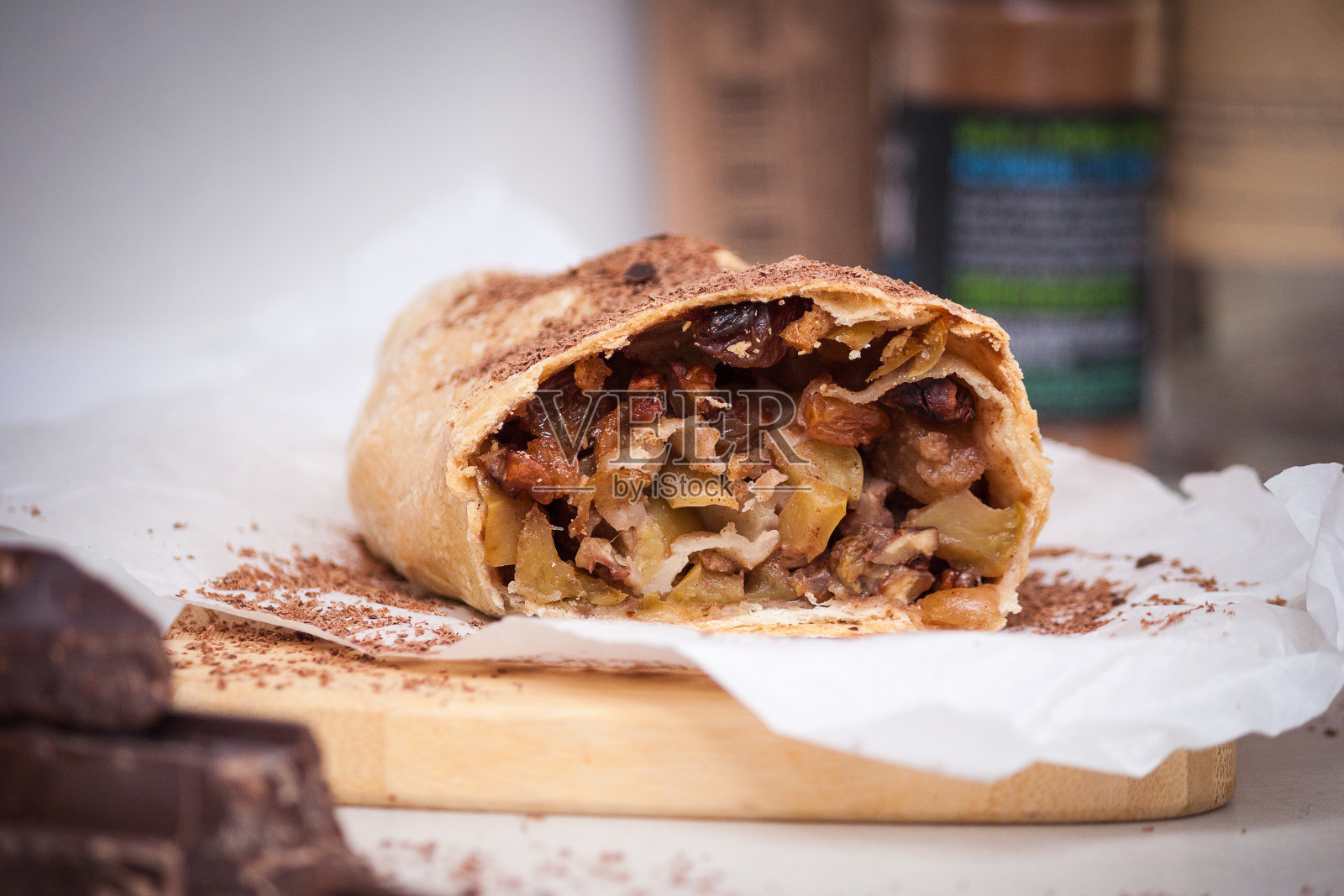 苹果自制点心配肉桂，坚果。照片摄影图片