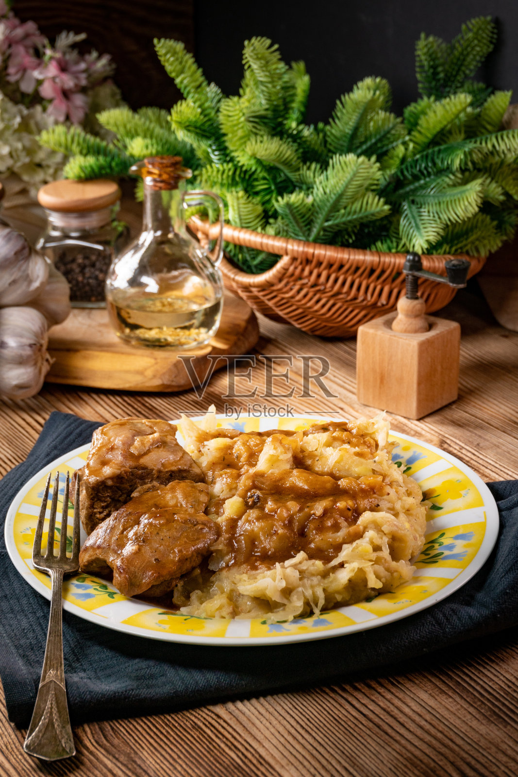 美味的肉汁炖排骨。照片摄影图片