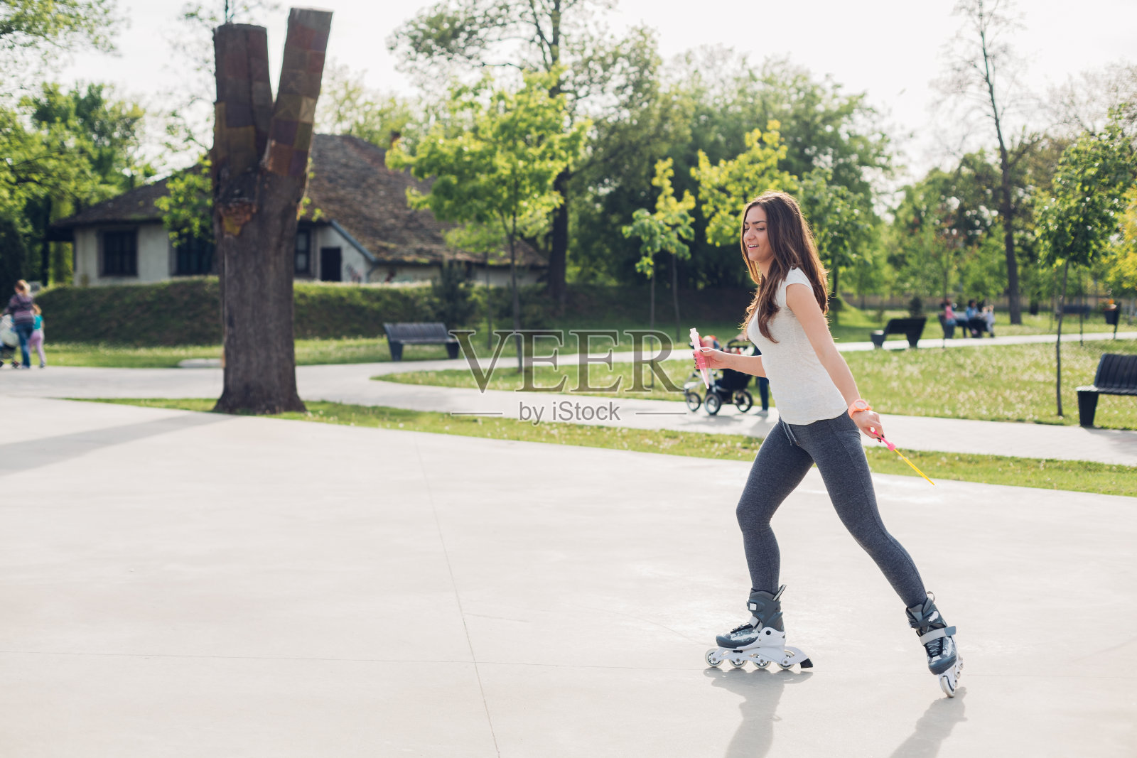 穿着旱冰鞋的漂亮年轻女人照片摄影图片