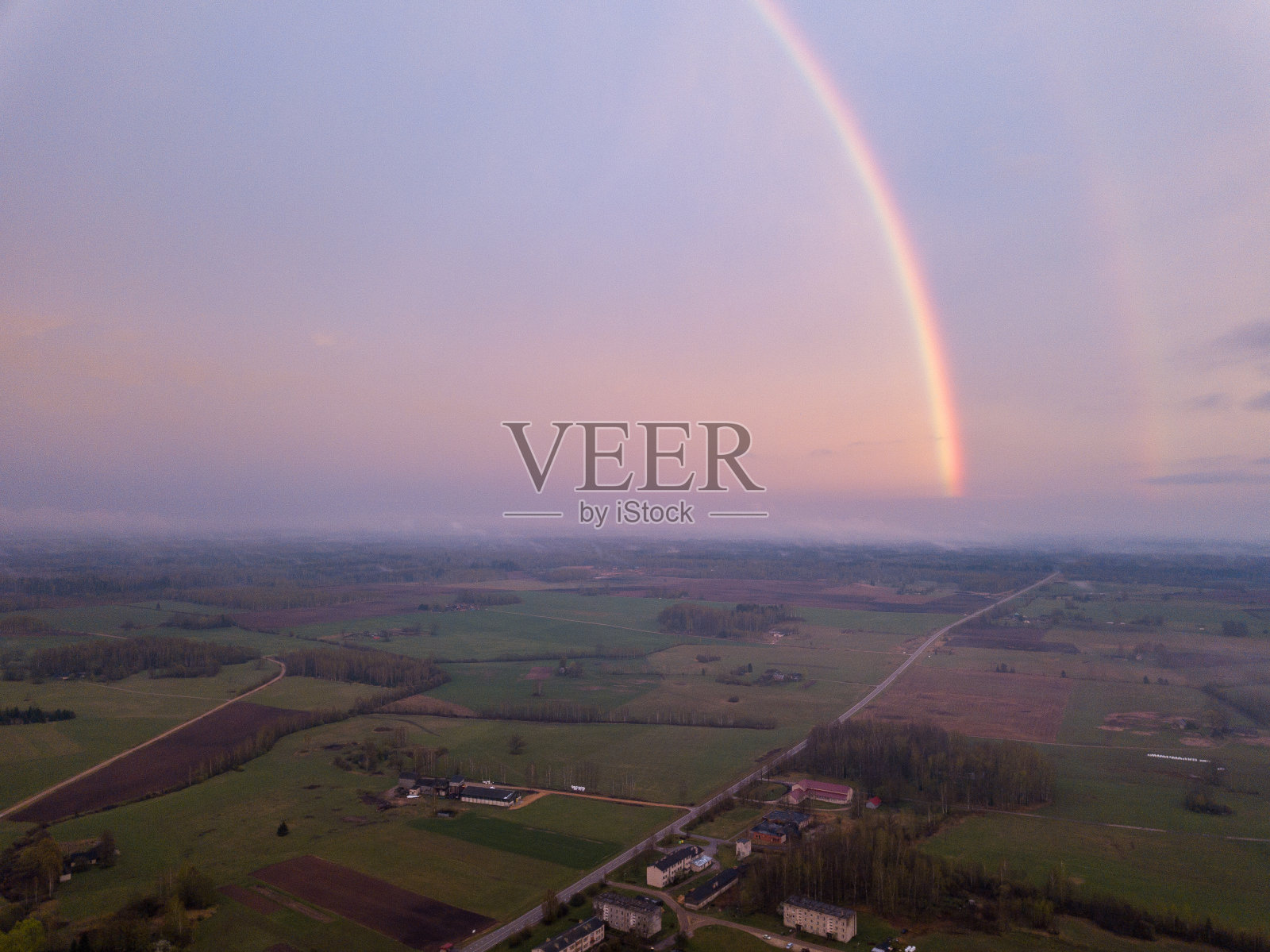 美丽的彩虹在乡村道路上照片摄影图片