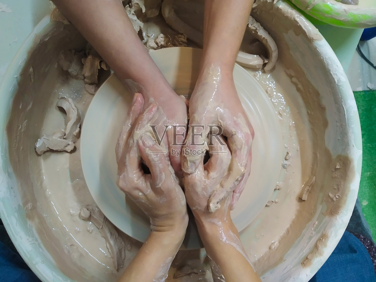 用粘土做花瓶的陶器照片摄影图片