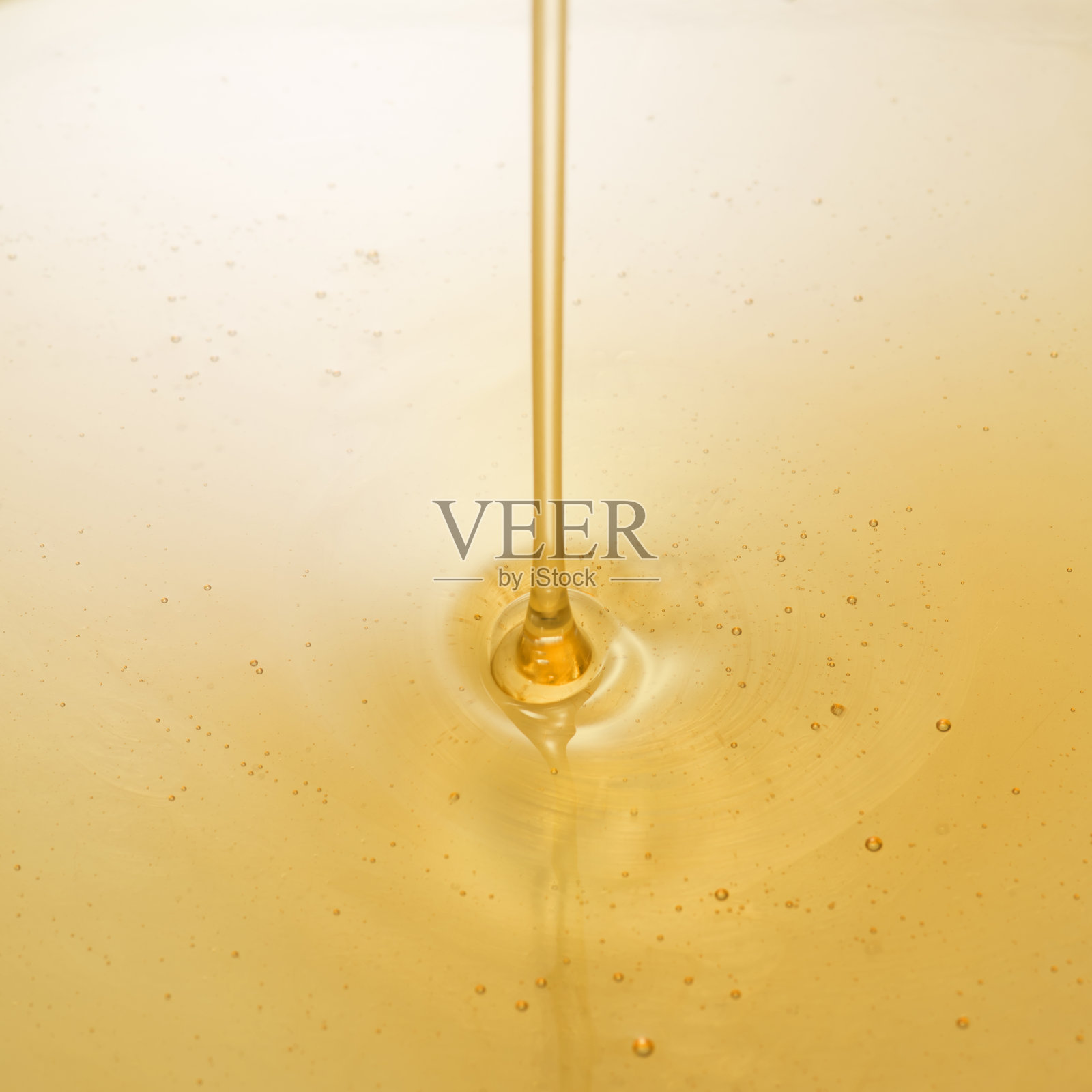 蜂蜜滴和收集照片摄影图片