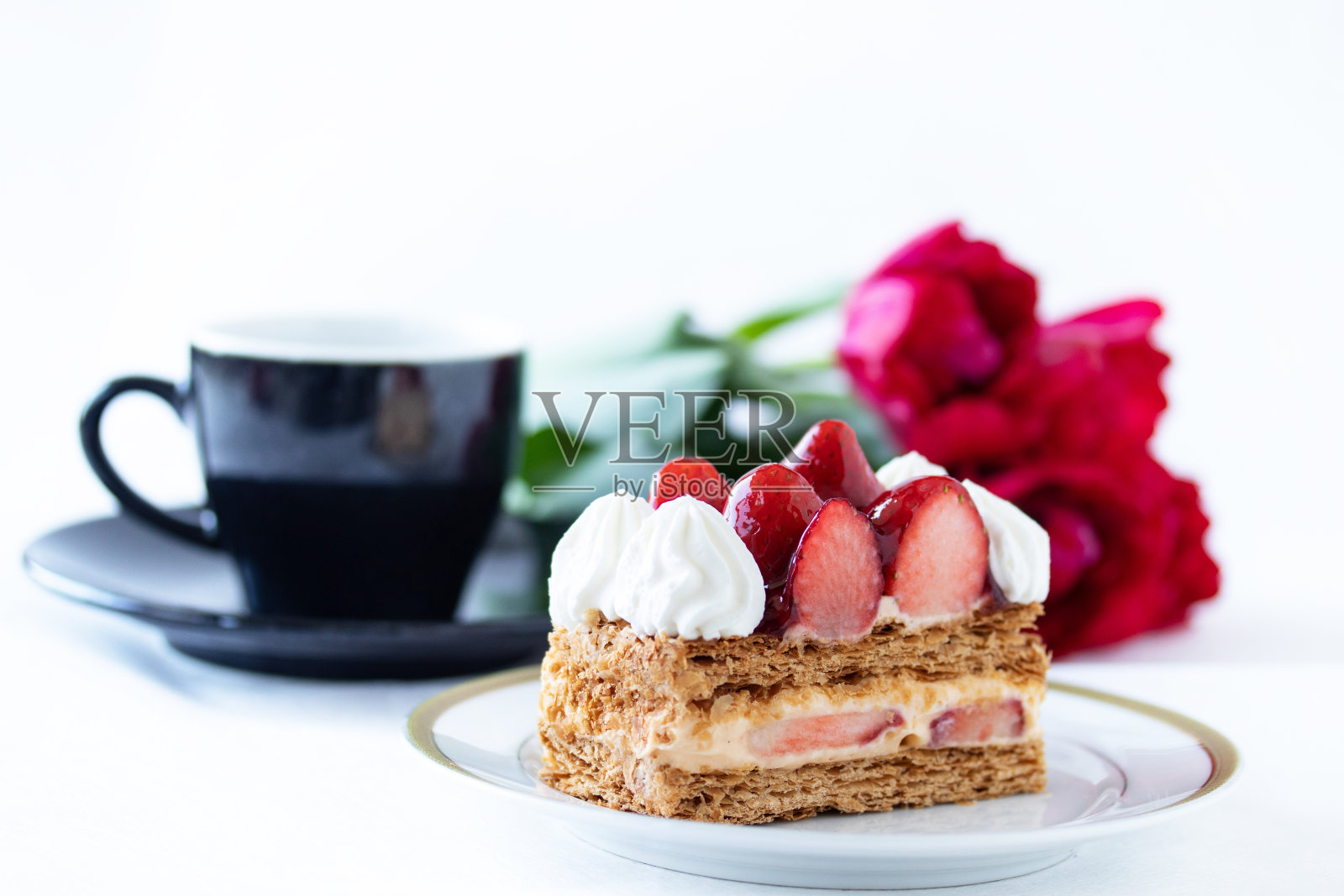 草莓蛋糕，咖啡和花照片摄影图片