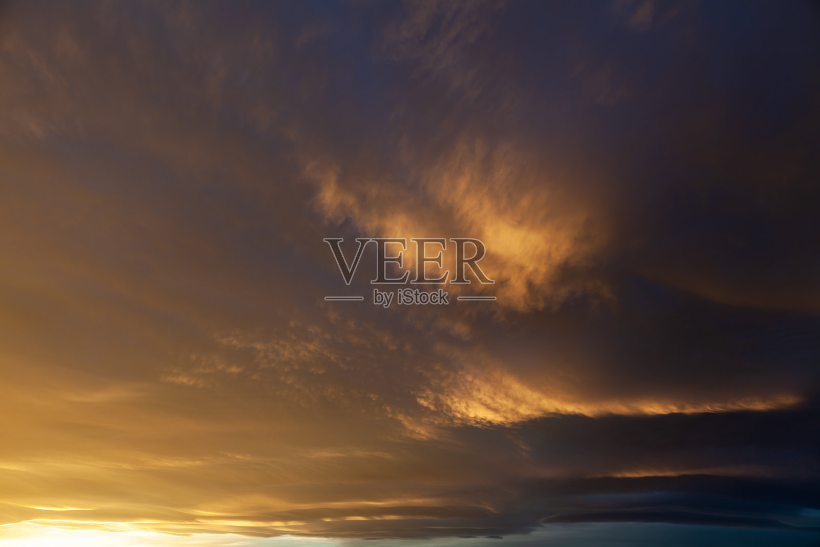 色彩斑斓的海滩日出与深蓝色的天空和阳光。照片摄影图片