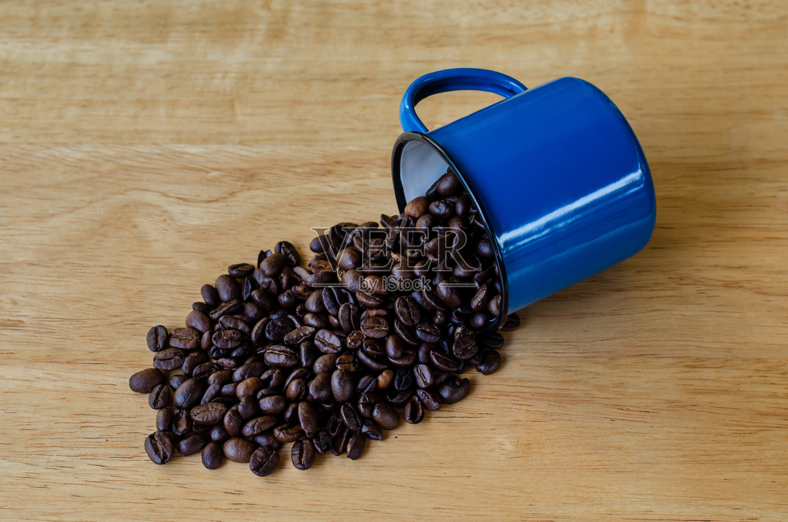 烤咖啡和搪瓷马克杯照片摄影图片