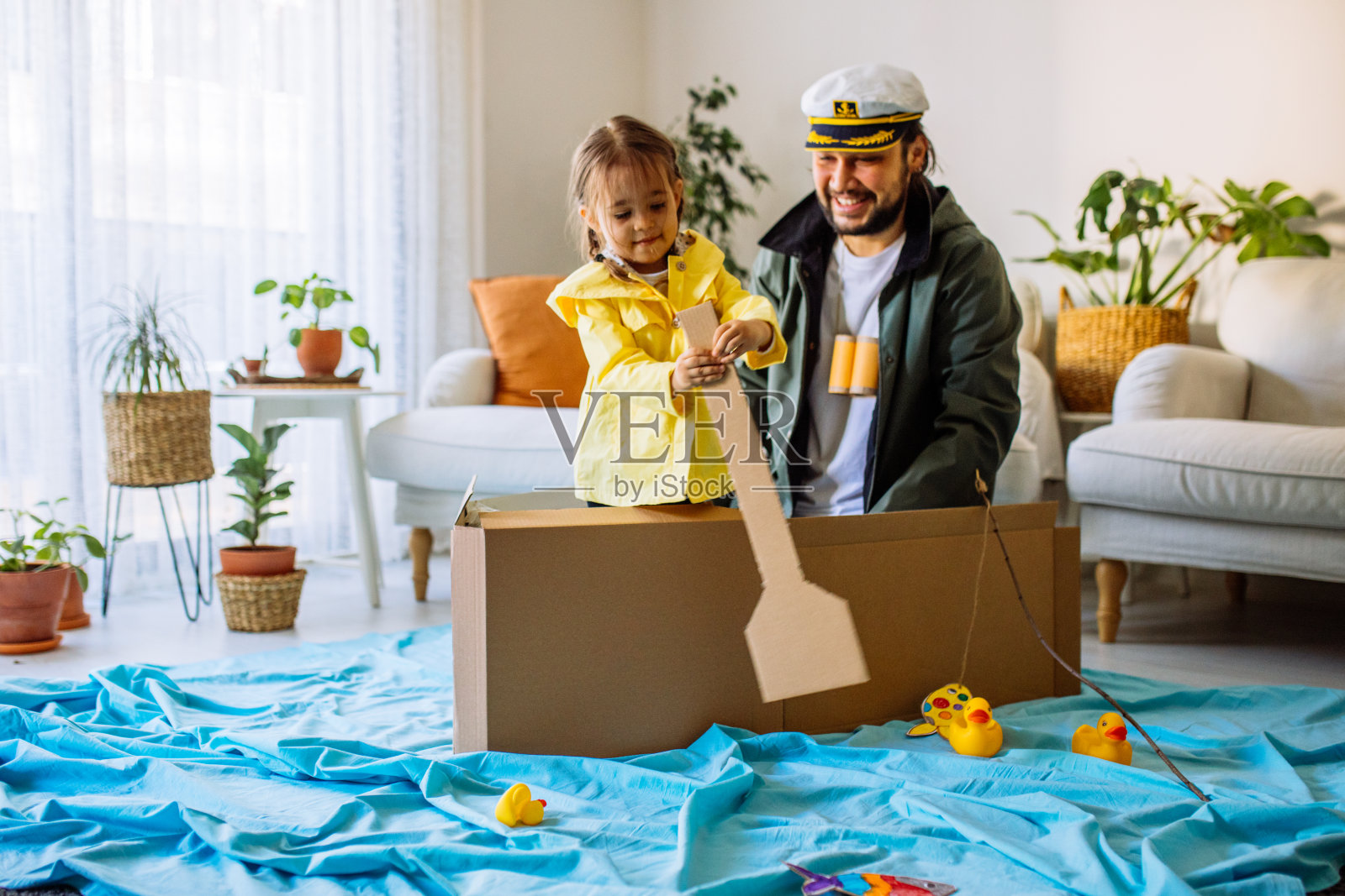 爸爸和女儿玩刺激的冒险游戏照片摄影图片
