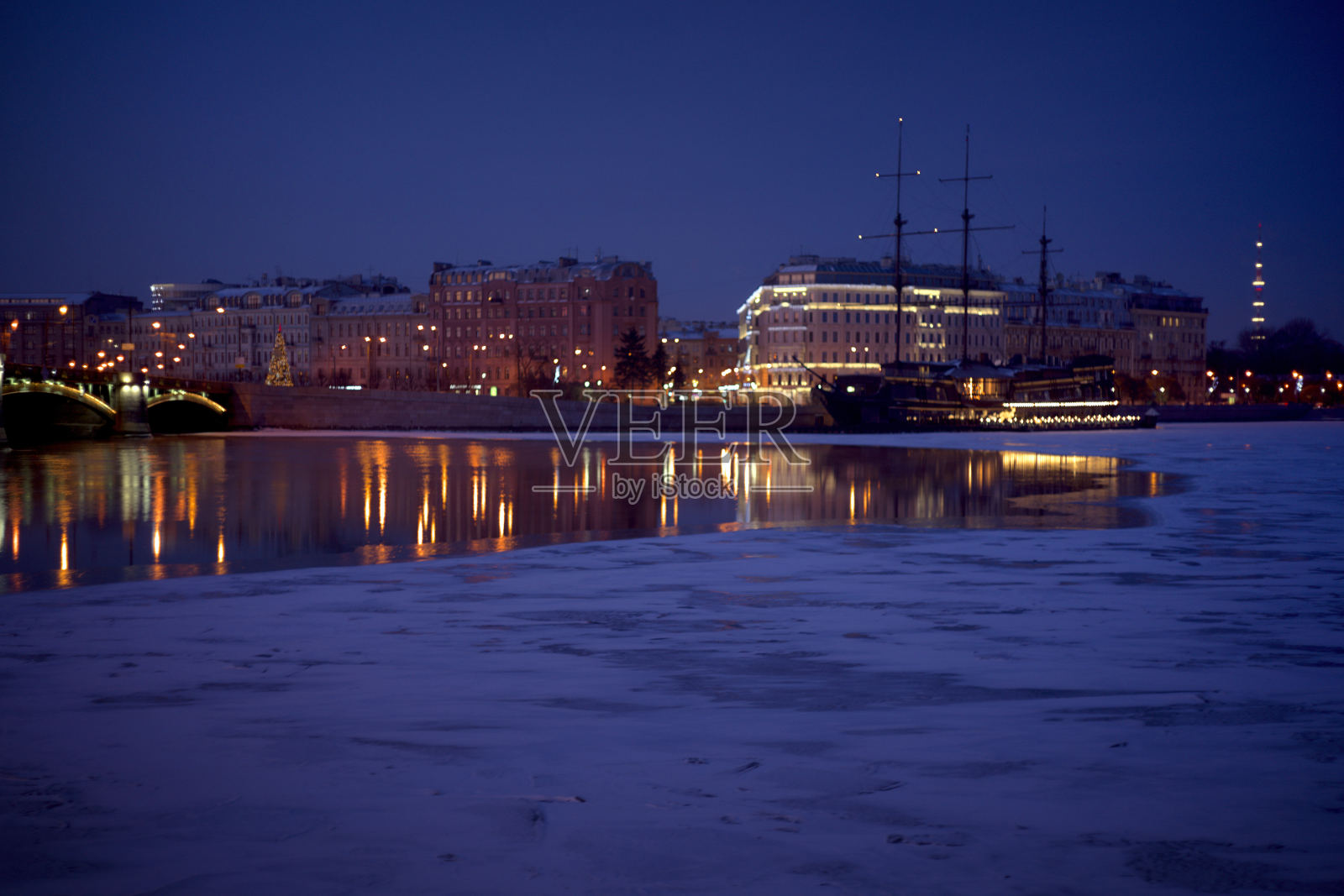 冬季夜晚的涅瓦河和彼得罗夫斯基岛。照片摄影图片