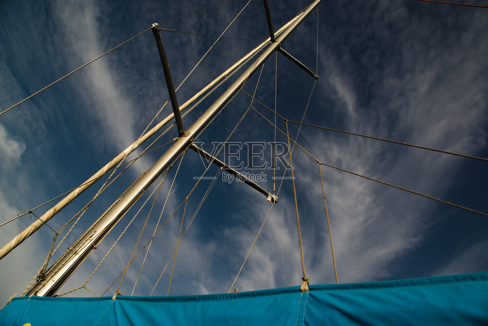 蓝色的帆和游艇顶着天空的云彩照片摄影图片