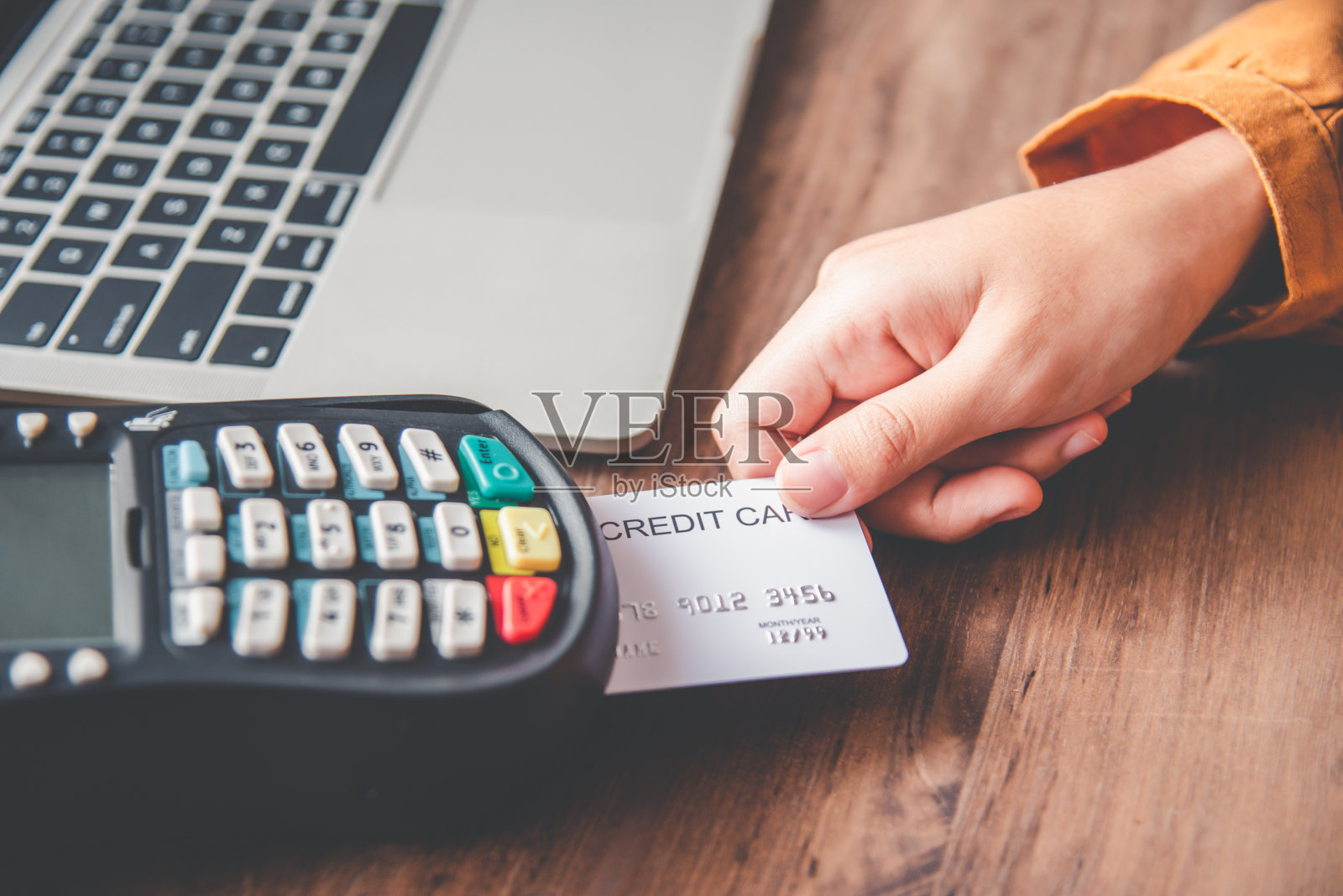 用信用卡付款，用刷卡机购买和销售产品照片摄影图片