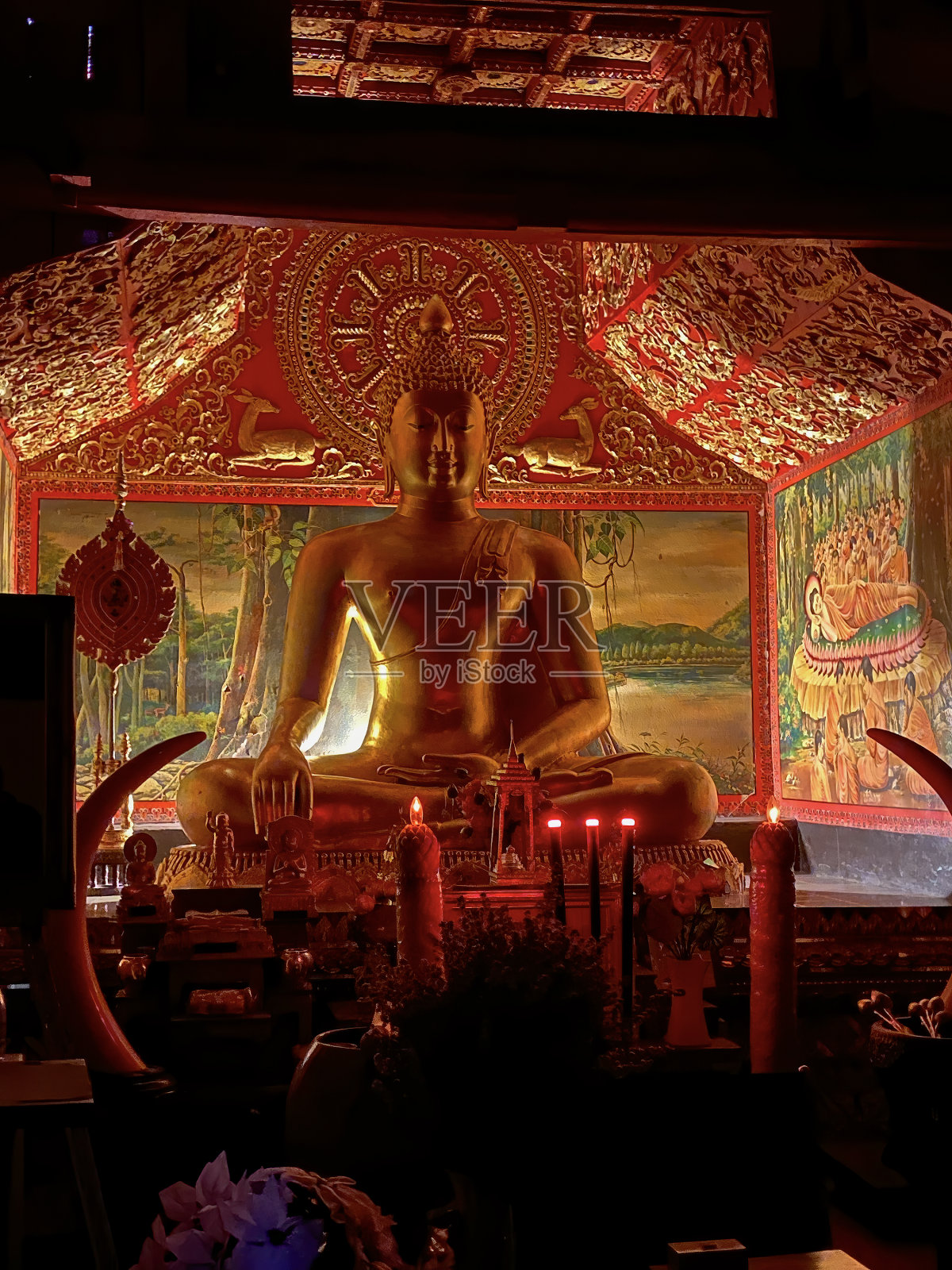 传统的古色古香的泰国北部佛像雕像，坐落在古老的清迈城市的城墙上，风景如画，古色古香的乌蒙大乘禅寺。照片摄影图片