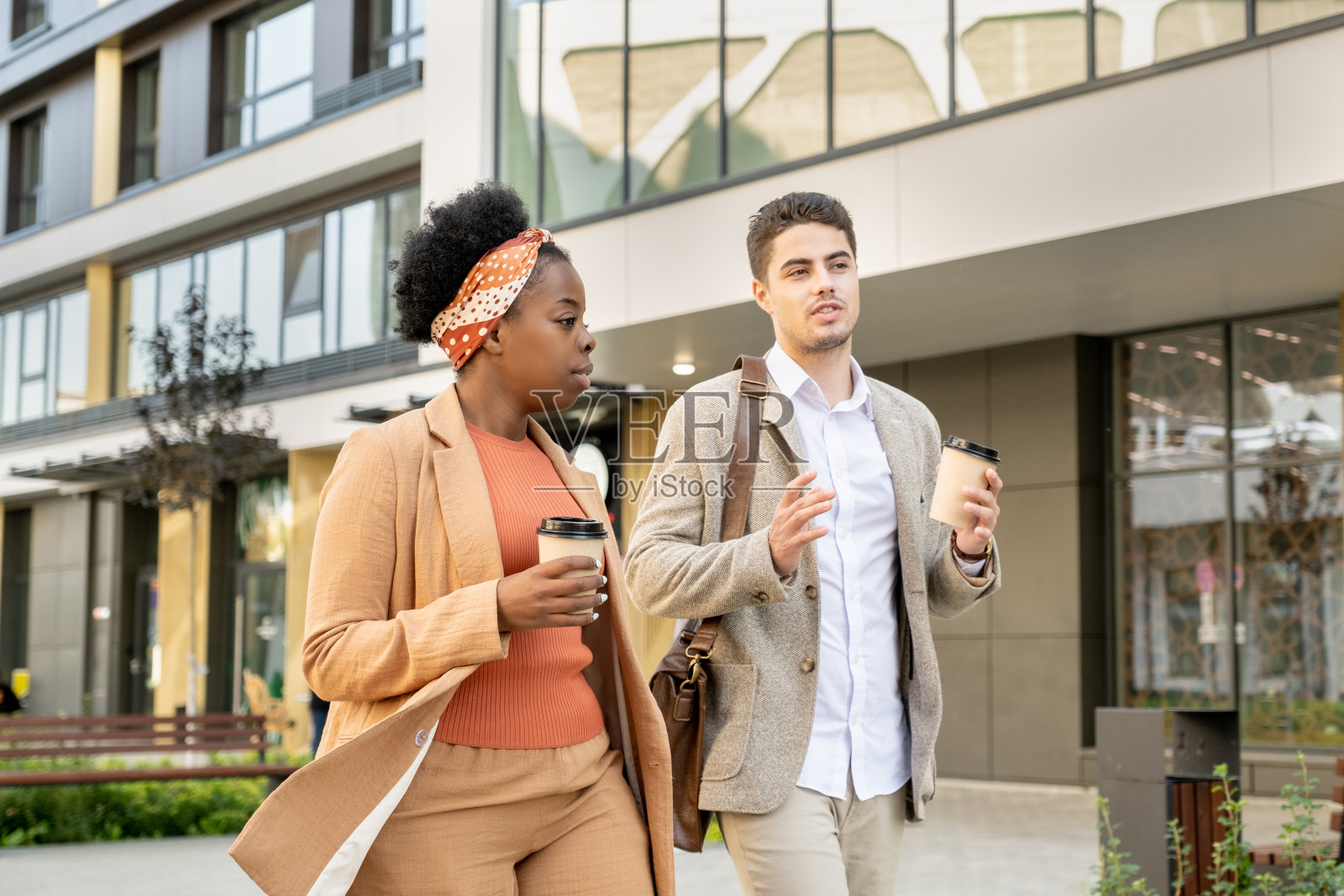 城市里的多民族夫妇照片摄影图片