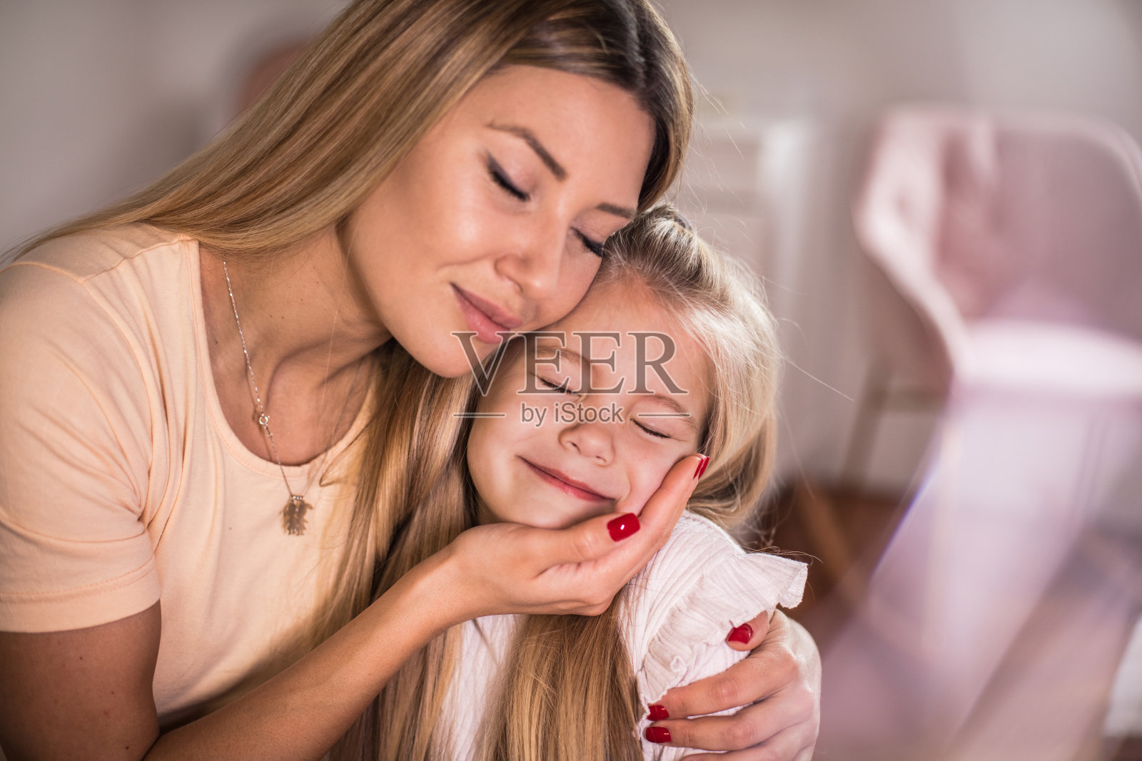 母亲和女儿一起在家。照片摄影图片