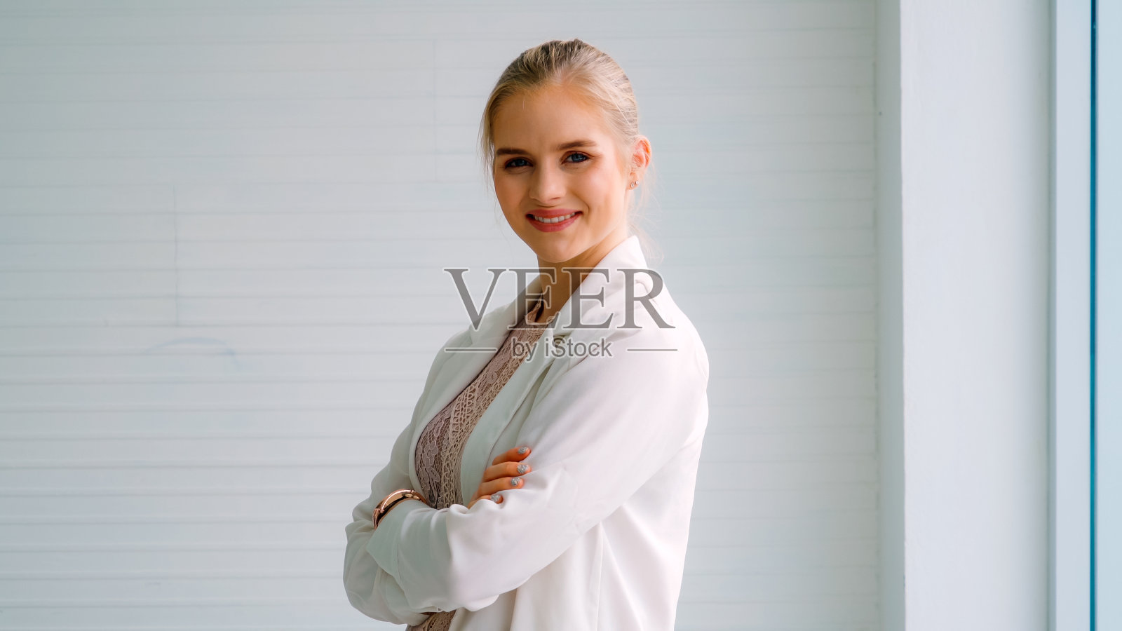 迷人的年轻女人的侧面肖像在办公室照片摄影图片