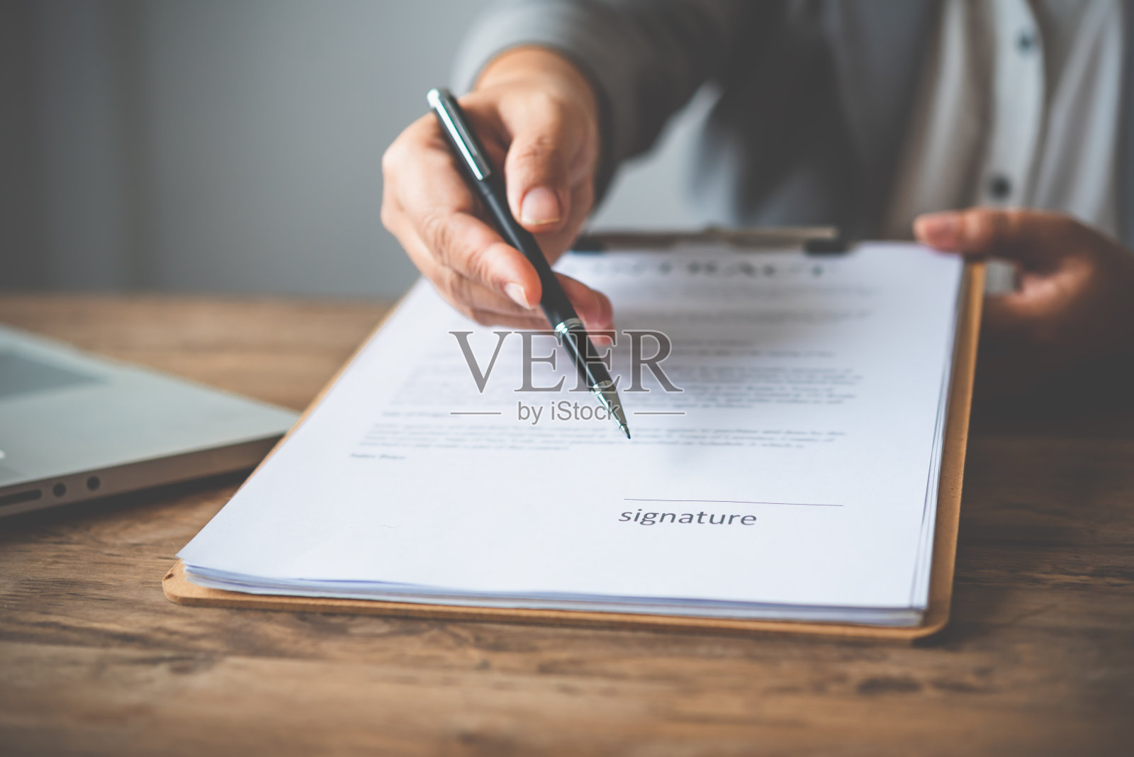 商人签订了购销合同。照片摄影图片