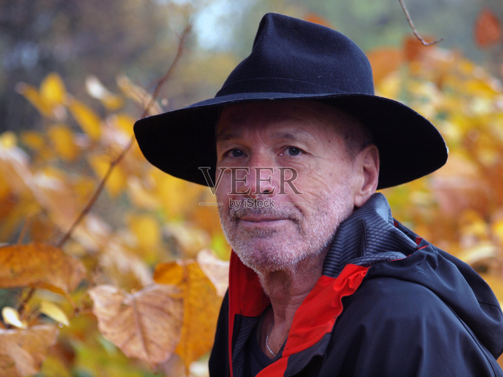 一个戴着帽子的老人的肖像照片摄影图片