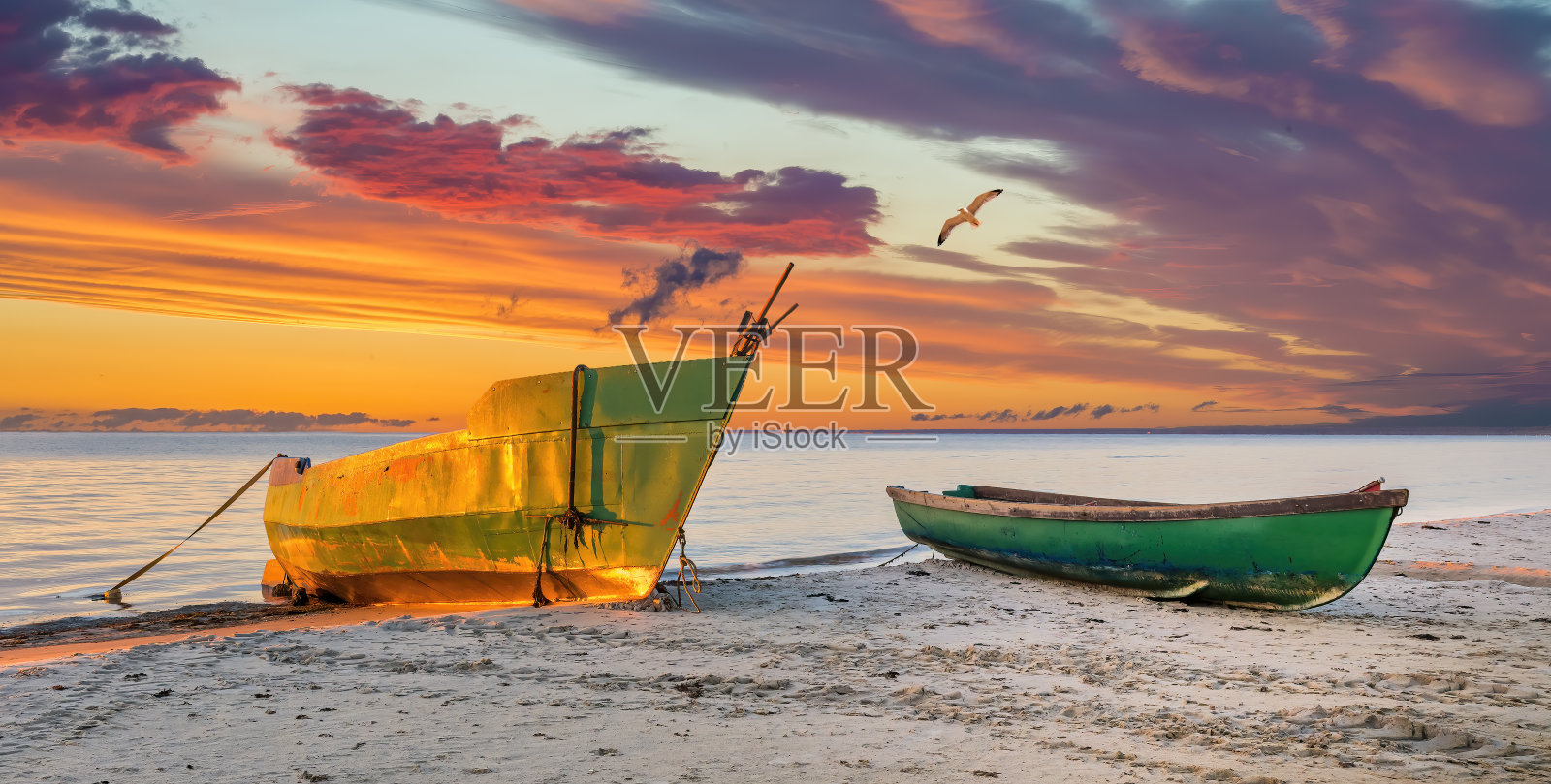 海岸景观与锚定的渔船在沙滩上照片摄影图片