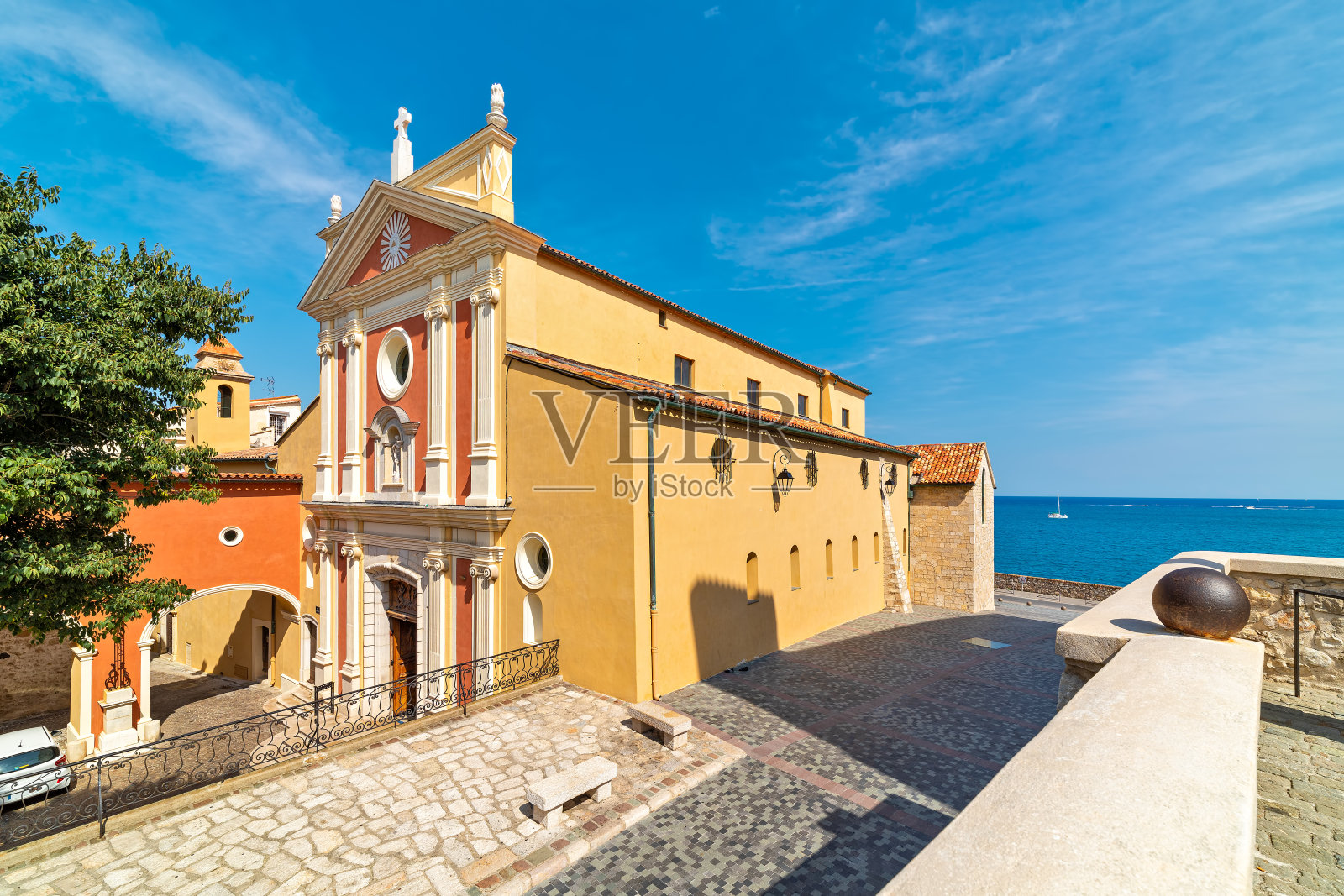 蓝天下的昂蒂布大教堂和小镇广场。照片摄影图片